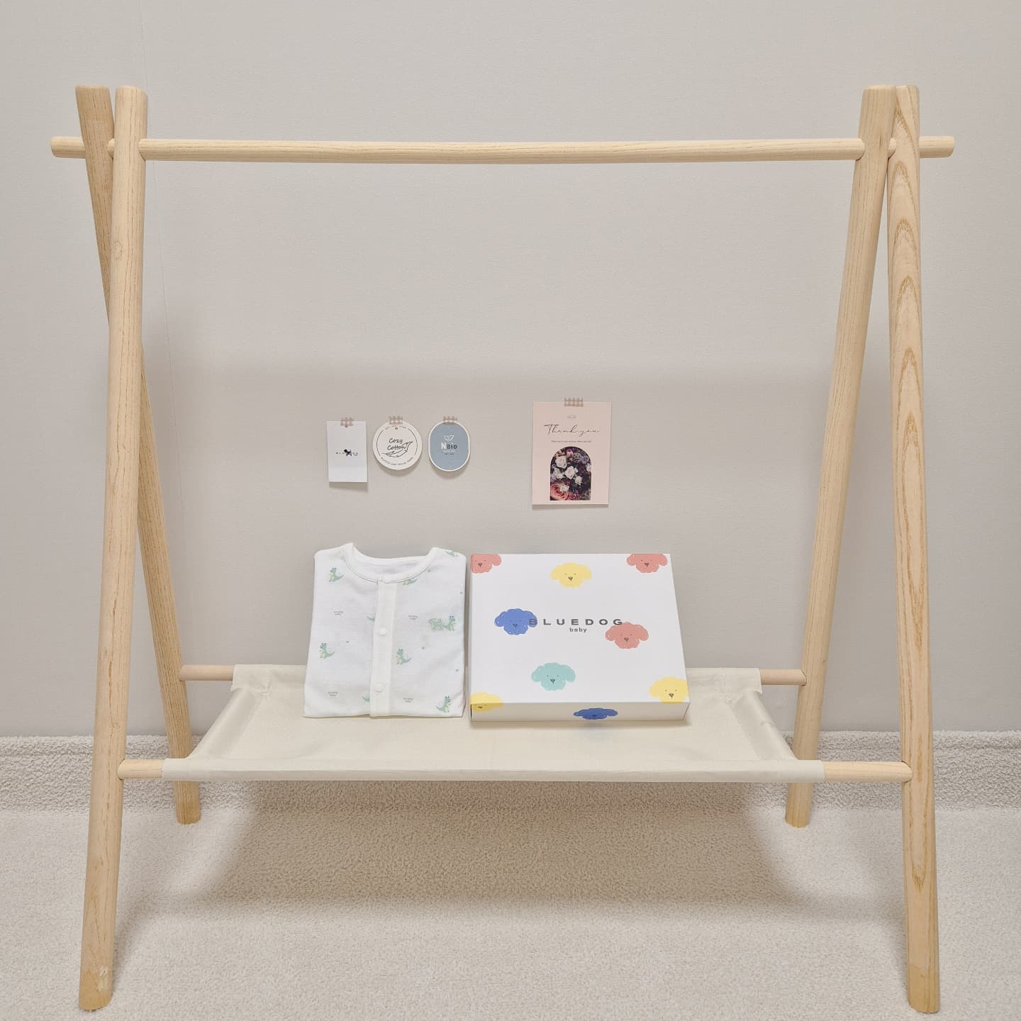 블루독베이비 | 우주복👶🏻

친한 언니가 용띠맞지? 하면서
건네준 베뿌 선물🎁

블루독 디자인 너무 이뿌네여
소재도 부드럽고
민트색 공룡도 맘에 쏙들어요🤍

🌿bluedogbaby_official

#블루독 #블루독우주복 #아기우주복 #신생아우주복
#아기옷 #아기옷선물 #아기옷추천 #신생아선물