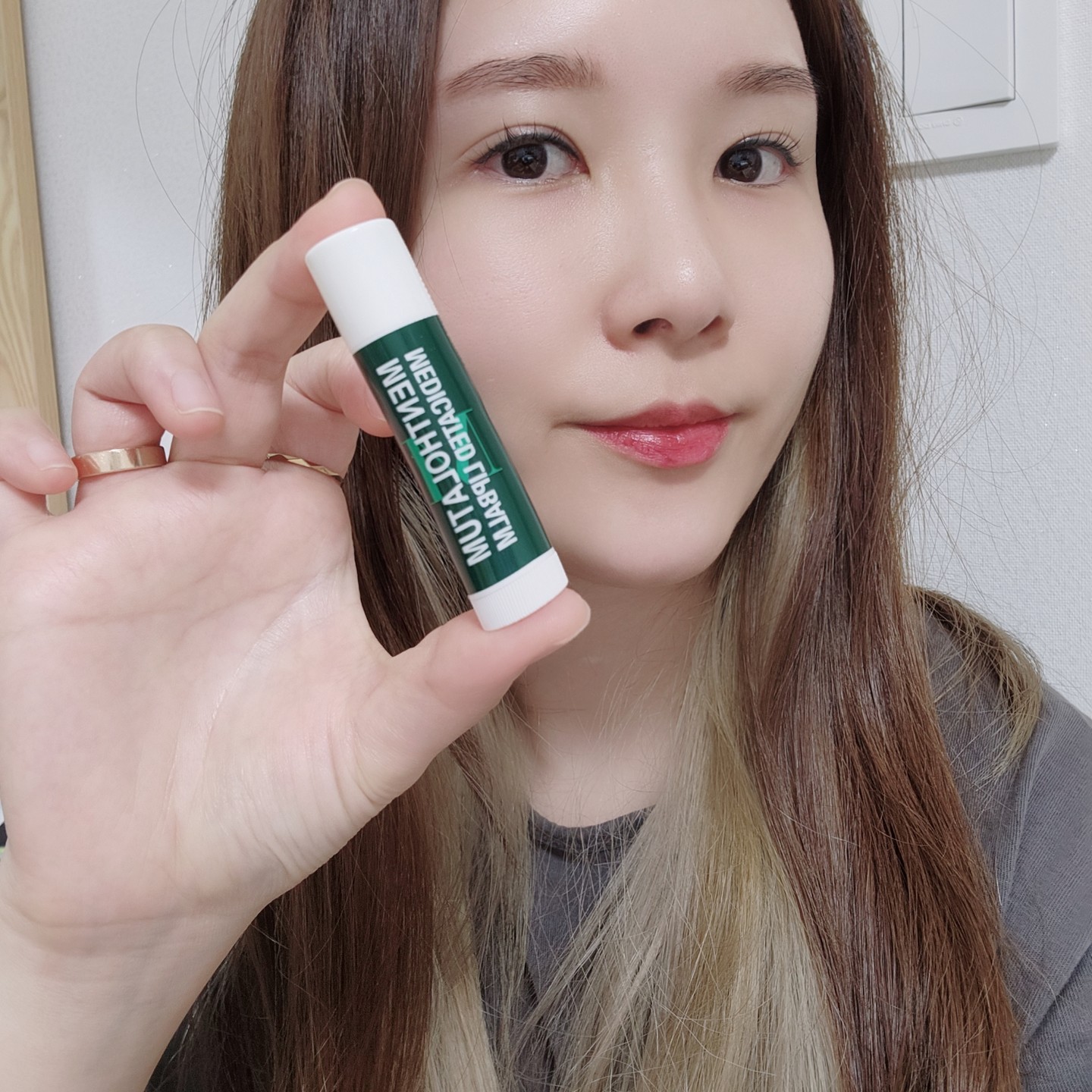 #협찬 #멘소래담 립밤 💋

✅추운 겨울철 ❄ 필수템 
남녀 구분없이 사용가능한 
#맨소래담메디케이드립밤 💄
.
.
겨울철, 환절기 계절마다 😭입술 트고 각질 폭발에, 찢어지고 피나는 입술이라 자주 발라주는게 좋은데 간편하게 쏙-! 주머니에 넣고 다니기 너무 좋아요!! 😘
.
💡 맨소래담 만의 특별함
* 멘톨과 무고수나무잎오일 민감해진 입술을 빠르게 진정
* 유칼립투스잎 오일로 건조한 입술에 깊은 보습감 전달
* 자연 보습 성분이 입술을 오랫동안 촉촉하고 부드럽게 유지
.
.
멘소래담's ket point ⭐
 #멘톨립밤 #멘톨진정 #고보습립밤 #극건조입술 #데일리립케어
.
👉 맨소래담 메디케이티드 립밤을 추천드리는 분들
✔ 시원&상쾌한 립밤 선호하는 분 
✔ 고보습 진정이 필요한 극건조 입술
✔ 사계절용 산뜻한 마무리감의 립밤을 찾으시는 분
.
.
#협찬 #멘소래담 #멘소래담메디케이티드립밤 #멘톨립밤 #집중진정보습 #메디케이티드립밤 #고보습립밤 #입술보호제 #립밤추천 #입술각질 #올리브영립밤추천 #입술건조 #올영립밤 #입술보습제 #보습립밤 #촉촉한립밤 #데일리립밤 #각질립밤 #립밤