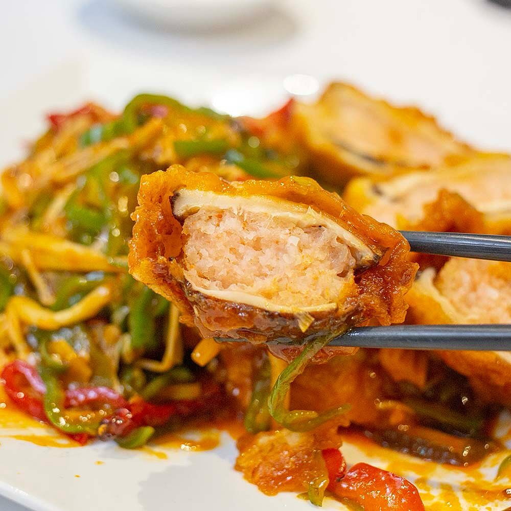 🥟
광동식 중국요리를 선보이는 중식당 <서래향瑞來香> 다녀왔어요. 
대학로점은 지하철 혜화역 2번 출구 근처, 마로니에 공원을 지나면 바로 보이는 유니플렉스 건물 1층에 위치하고 있습니다. 

✔️ 어향동고
주먹만 한 사이즈로 엄청나게 큼직했던 어향동고. 쫄깃한 표고버섯이 통째로 들어 있는 데다가 포들포들한 새우살의 식감과 빠삭한 튀김옷, 감칠맛 나는 소스까지 조합이 훌륭해요. 맛있는 소스의 향과 묵직한 비주얼까지 압도적이었던 메뉴! 

✔️ 중화비빔밥
불맛나게 볶아낸 볶음짬뽕 소스를 밥과 비벼 먹는 메뉴. 돼지고기와 새우, 오징어, 피망, 양파, 부추 등등 갖은 채소가 빨간 고추기름에 화르륵 볶아져 나왔어요. 갖은 식재료가 어우러져 풍미 작렬, 은근히 맵싹해서 취향저격이었습니다. 

✔️ 짜장면
매끄럽고 찰진 면발에 촥 달라붙는 윤기좔좔 짜장 소스. 너무 달거나 짜지 않으면서도 먹을수록 젓가락을 놓을 수 없는 맛깔스런 짜장면입니다. 과장되지 않은 단맛과 고소함, 기본에 충실한 맛이면서도 누구나 맛있게 먹을 클래식한 짜장면이었어요. 

카페처럼 세련된 분위기도 마음에 드는 <서래향> 대학로점. 널찍하고 깨끗한 개별 룸도 갖추고 있어 회식이나 뒤풀이 단체 모임 장소로도 좋을 것 같았습니다. 대학로 혜화역 인근에서 단체 모임, 독립적인 공간이 필요한 식사 장소 예약할 때 일 순위일 것 같아요 :) 

#서래향대학로 #대학로맛집 #혜화역맛집 #한국방송통신대맛집 #방송통신대학교맛집 #대학로중식 #동숭동맛집 #혜화역중식 #서래향대학로점 🥟