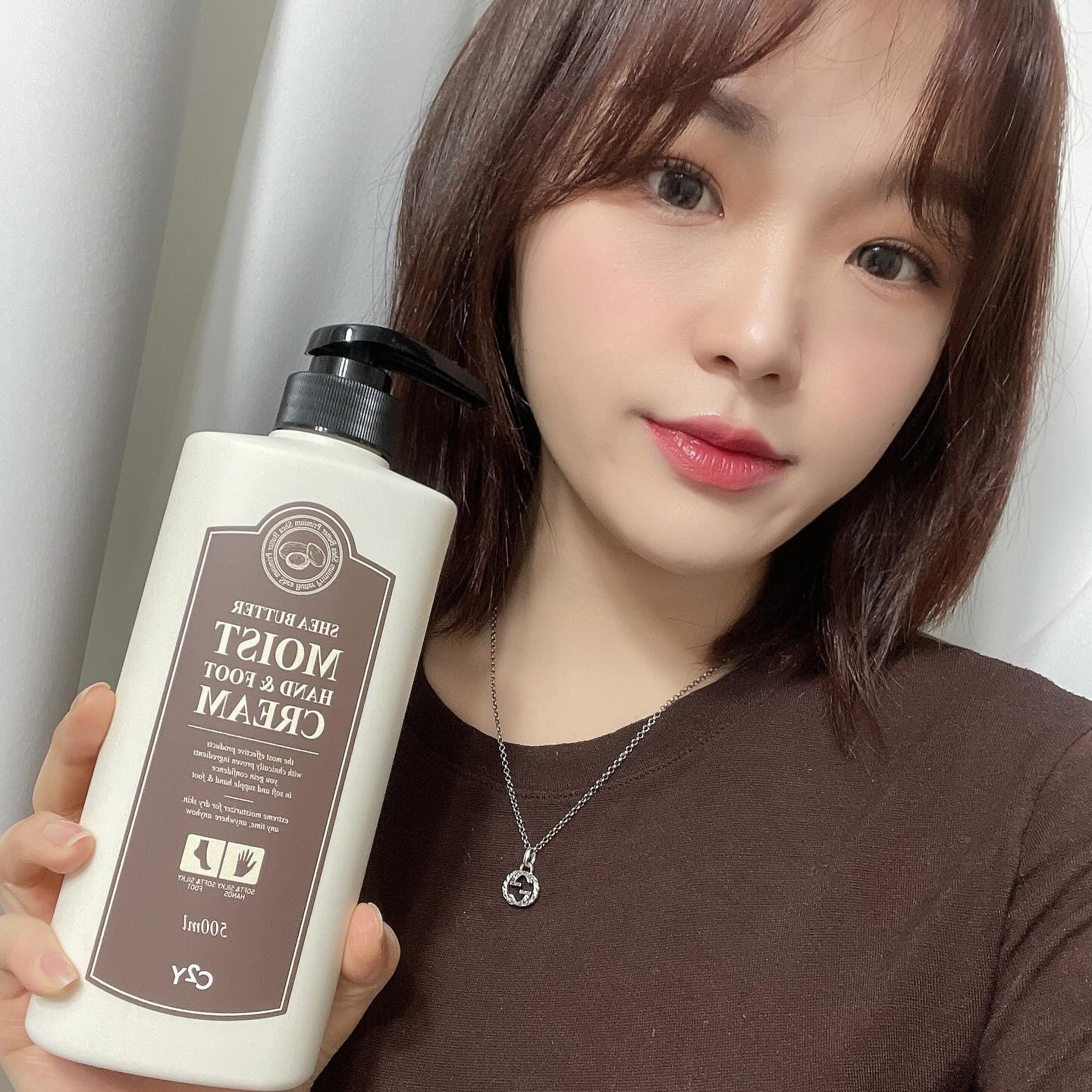 #협찬
⠀
요즘 부쩍 거칠어진 손때문에 케어제품 알아보다가
[C2Y] 시어버터 핸드&풋 크림 을 사용해봤어요!
⠀
자연 보습 성분 시어버터 함유로 핸드&풋을 동시에 고보습 케어 할 수 있어서 대만족🤎
⠀
500ml 대용량으로 손과 발에 부담없이 사용하겠더라구요ㅎㅎ
끈적임 없이 피부에 스며들어 사용감도 최고✨
⠀
⠀
⠀
⠀
⠀
#핸드크림 #풋크림 #시어버터크림 #대용량핸드앤풋크림 #핸드풋크림
#daily #데일리 #셀스타그램 #셀카 #selfie #followforfollowback #likeforlikes #likeforfollow #like4likes #liker #likeforfollow #instagood #instagram #좋아요 #좋아요반사 #좋아요테러 #좋반 #첫줄 #첫줄반사 #선팔하면맞팔 #팔로우
⠀
⠀