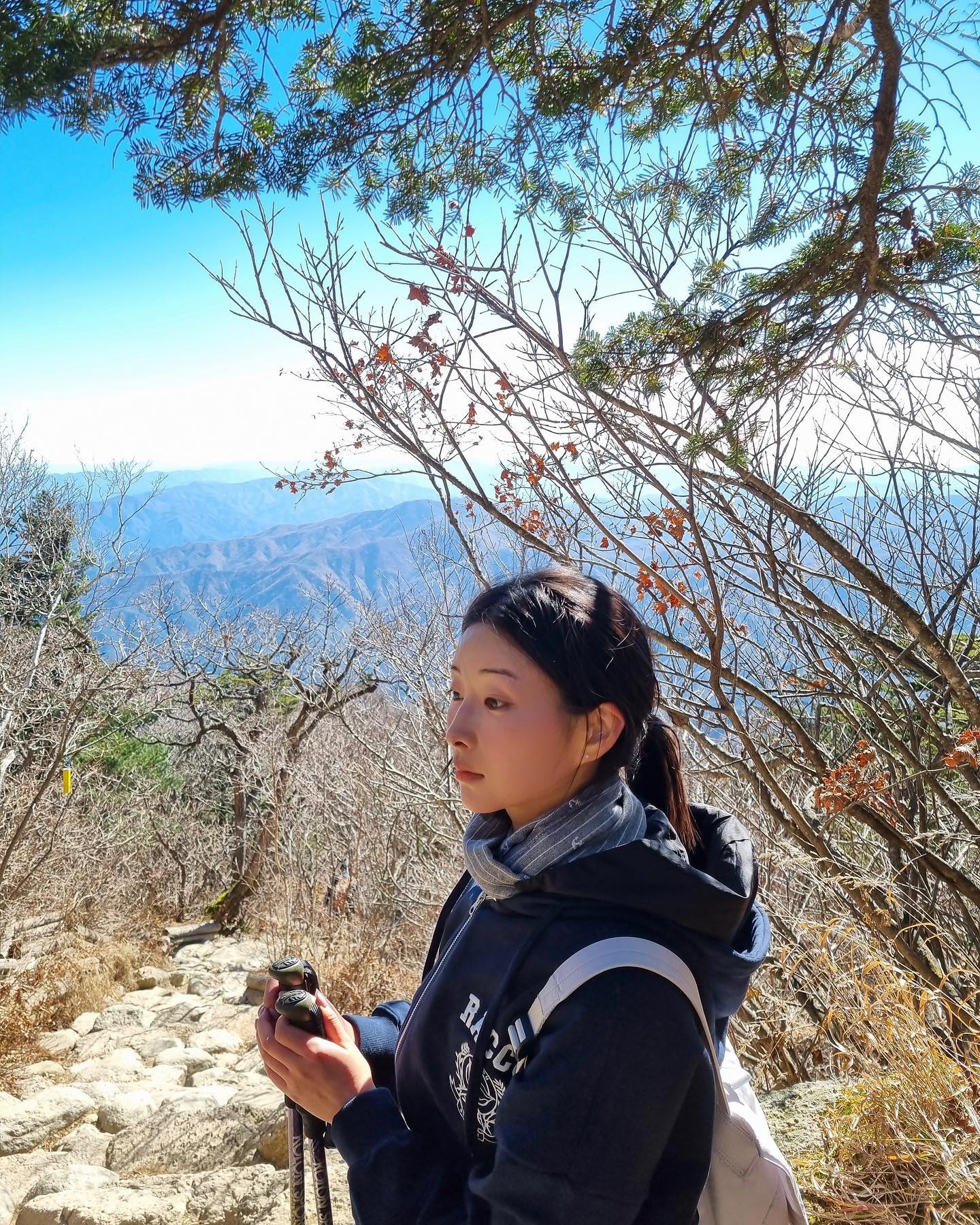 가만히 서있기 힘들 정도로 불어오는 바람과 매우 어려움의 오색 코스는 이유가 있었다⛰️ 며칠 동안 근육통을 앓아야 했지만 한라산에 이은 가을 설악산행 버킷 리스트를 이루었다🍁

#설악산 #대청봉 #설악산국립공원 #설악산단풍 #가을산행 #가을산책 #가을등산 #등산하는여자 #등린이 #등산스타그램