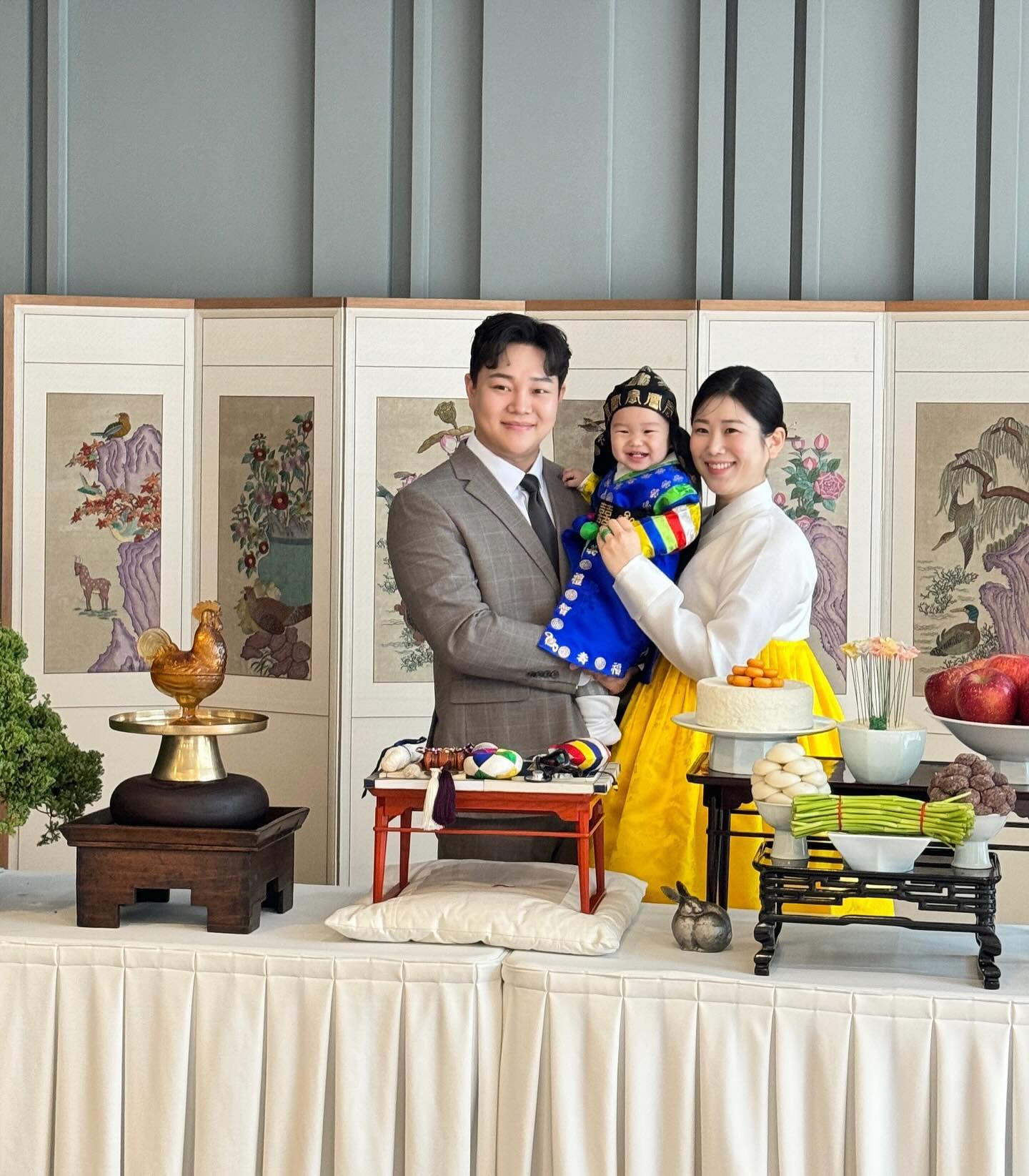 지호 첫 생일 🎂 새벽부터 샵 아웃 시간 늦춰지고, 주인공은 강남 페이토가 아니라 삼성 페이토로 가고, 행사 중에 낮잠자고 공들인 포토존 풍선은 계속 돌아가고 ㅋㅋㅋㅋ 우당탕탕했지만 정말 다 끝나서 다행이야 왜 돌끝맘하는지 너무 잘알거같아 스냅 프리뷰도 스냅도 얼른 나왔으면 좋겠다❤️

#전통돌상 #고취소관 gochwisogwan_official
#돌잔치의상 #고은맘한복이야기 goeun_hanbok 
#서울돌잔치장소 #페이토호텔돌잔치 hotelpeyto 
#돌잔치스냅 #피카부픽스 peekaboo_pics 
#돌잔치포토존 #엄메이징 um.mazing_
