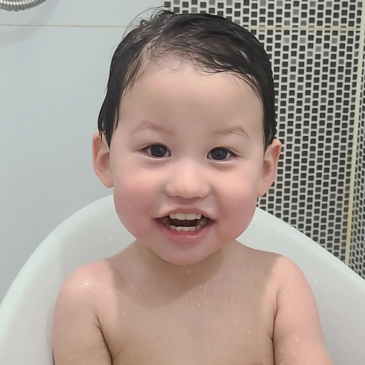 #25개월
.
.
난생처음 입원했던 울 애기😭
며칠 전만 해도
더 큰 병원으로 옮겨야 하나
고민할 정도였는데
다행히 빠르게 회복돼서
월요일에 퇴원하고
집콕하고 있어요~
어제 채혈하느라 좀 고생하긴
했지만 컨디션은 good
며칠 못 먹은 거 보충하느라
전보다 더 많이 먹고 ㅎㅎ
아프고 나니 눈도 더 땡글
울 귀요미🥰🥰🥰
이제 아프지 말자❤️
걱정해주신 분들 감사해요 💓
.
.
.
#아기모델이은수 #아기모델
#베이비모델 #미소천사
#예쁜아기 #자체뽀샵 
#뽀얀피부 #통통베이비
#두돌아기 #두돌 #3살모델 
#유아모델 #남아모델 #아기배우