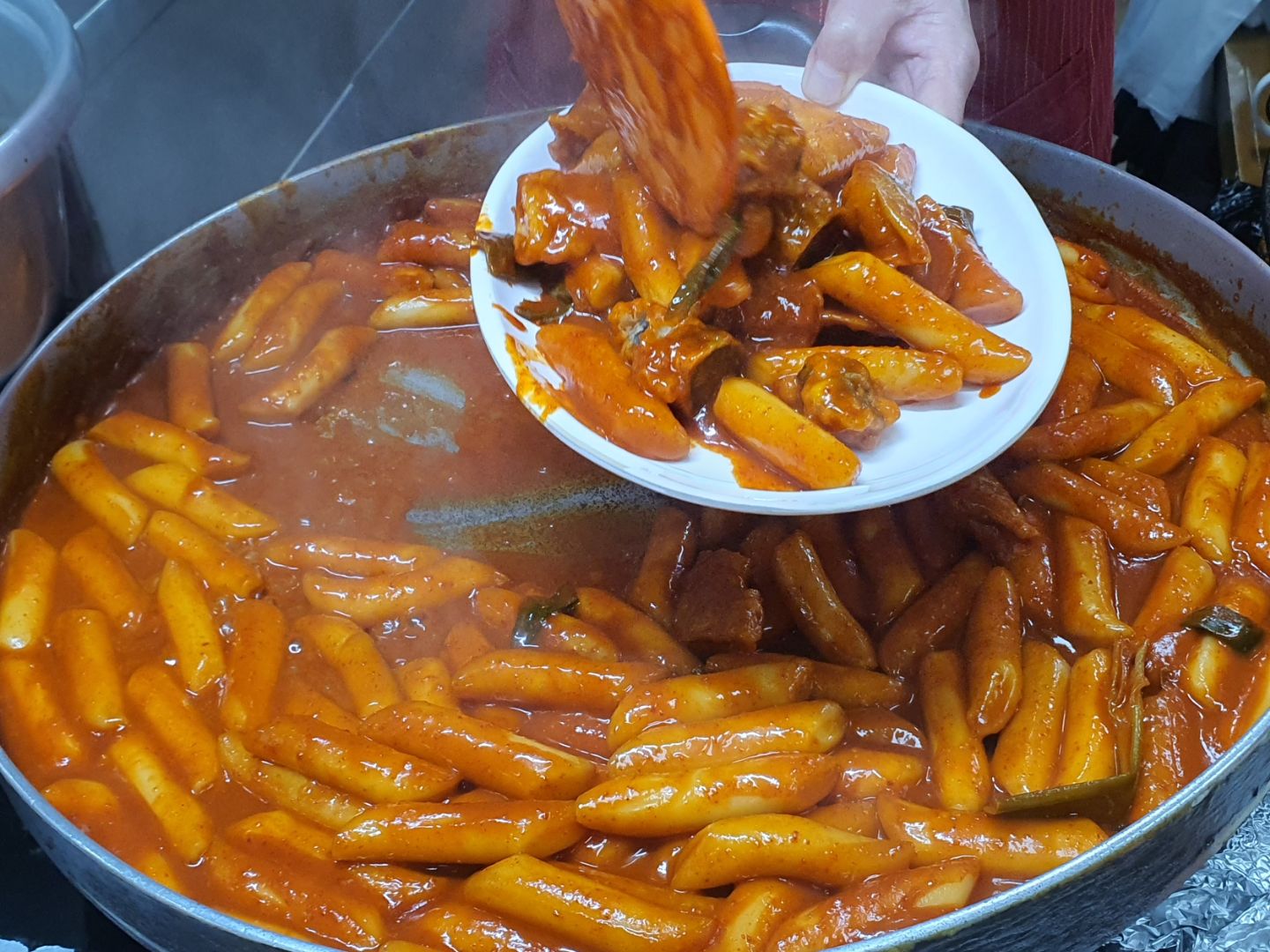 #사형제맘쭈 #맛집소개

🌈 원주 자유시장 떡볶이 맛집 ♡충남집♡🌈

원주의 전통이 묻어 있는 곳
모든 학생들이 거쳐가는 그곳
중앙동 자유시장에 다녀왔어요!!!

원주에서 학창 시절을 보냈다면
모두들 추억이 많으실 자유시장 떡볶이집~~

원주 이사오고 나서 지인이 데리고 간 자유시장에
떡볶이를 먹으러 고고고고고!!!!

중앙동 자유시장 지하 주차장이 있지만
높이가 큰차는 외부 주차장을 이용하시면 되요~

주차장이 만차일 경우 공영 주차장이 인근에 많이 있어요^^
(상점 방문후 주차권 할인은 받지 못하지만요^^;;;;)

지하 1층에 가면 만두, 칼국수, 돈까스, 전통찻집 등등.....
먹거리 천국이지만
오늘은 중앙동 자유시장 떡볶이집 중~~~~~~~~~~

충남집!!! 에 갔어요~🤗🤗🤗

테이블이 많은 곳을 지나치면 중간쯤에 있는 충남집!!!

알려지지 않아서 사람들이 많진 않지만...

방문하자마자 엄마같은 미소로
이런 저런 안부도 물어봐주시고

애정스런 손길로 주문한 음식 준비해주시고
내어주는 사장님의 미소가 정말 딱!!! 엄마 같아요~

언제나 먹어도 떡볶이는 진리인 음식이쥬~~

밀과 쌀의 조합의 쫄깃한 떡과
튀김이 범벅되어 더 맛나고 식감 좋은 떡볶이와~

김밥이 돌돌 있어서 김밥도 먹었어요~

김밥은 주문과 동시에 말아주시네요~~

점심시간처럼 바쁜 시간은 2줄은 말아두시구요~

요즘 2500원 김밥이 어디 있나요?????

김밥한줄도 4천원을 넘어가는 요즘~~

속이 꽉찬 엄니표 김밥 정말 맛나요~~👍👍👍

떡볶이 체인점에서 느낄 수 없는 정감~

맛나게 먹고 있는데 오래된 단골 분이 오셔서
이런저런 이야기와 옛 맛집들
50대~60대 중년 남자분이셨는데..
중고등학교 시절 이야기 하시더라구요~😊😊😊

추억이야기 하시면서 사장님과 도란도란~
찐 단골이시구나!! 생각도 들고,
다음에 자유시장 오게되면 또 찾아갈 맛집이에요!!

편하게 먹으라고 이야기도 해주시고
알뜰살뜰 챙겨주시는 사장님의 마음이

더운 여름이었지만
마음은 더 따뜻해지며 너무 좋았어요~~~~~~^^

맛있게 잘 먹었습니다~^0^

🌈 떡볶이 먹고 나오다 아메가 생각나서 들어간
  아지트!!!

아지트란 이름도 마음에 쏙~~

입구 계단쪽에 위치하고
깔끔한 분위기에 아메가 생각났지만

🍨팥빙수 글씨를 보고 밭빙수 주문!!!

떡, 젤리, 팥, 연유, 딸기시럽, 콩가루
아낌없이 들어간 팥빙수~~

한그릇 뚝딱하니 속이 다 시원하고
더위가 싹~~ 가셨어요!!

덜어먹을 예쁜 컵과 국자도 넣어주시고!!
센스만점~~ 사장님!!^^

자유시장에서 든든하게 먹고
하루 힘차게 보낼거 같아요!!!

#내돈내산 #중앙동SNS서포터즈 #중앙동맛집 #중앙동떡볶이 #원주떡볶이맛집 #원주자유시장 #원주중앙동
#원주중앙시장 #원주시장맛집 #원주가볼만한곳 #자유시장팥빙수 #원주맛집