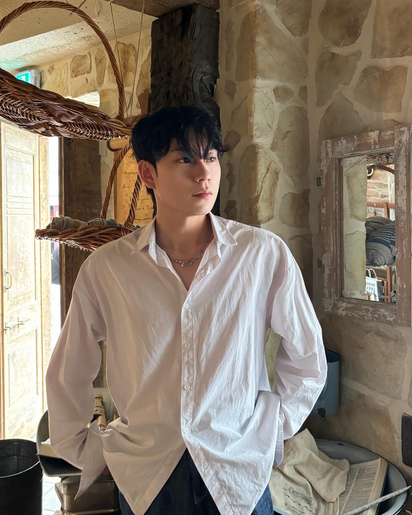 청순(?)하다는 말을 듣는 요즘🤷🏻‍♂️

🏷 최근 헤어스타일도 바꾸고 약간 젠더리스한 목걸이를 자주 착용하다보니 살다살다 청순하다는 말까지 들어보네요🙄

🏷 목걸이 정보 물어보시는 분들이 종종 계셔서 소개해드려요! lan_archive 의‘Double Snacke Chain Buckle Neckla’제품이에요!✨

🏷 길이가 짧은 편이라 착용시 좀 더 매력적이고 다른 제품과 레이어드도 가능해요! 개인적으로 넥라인이 넓은 상의와 입으면 더 돋보이는 듯!🔥

#랜아카이브 #lanarchive #목걸이 # 남자목걸이추천 #젠더리스목걸이 #압구정카페 #압로카페 #투아투아