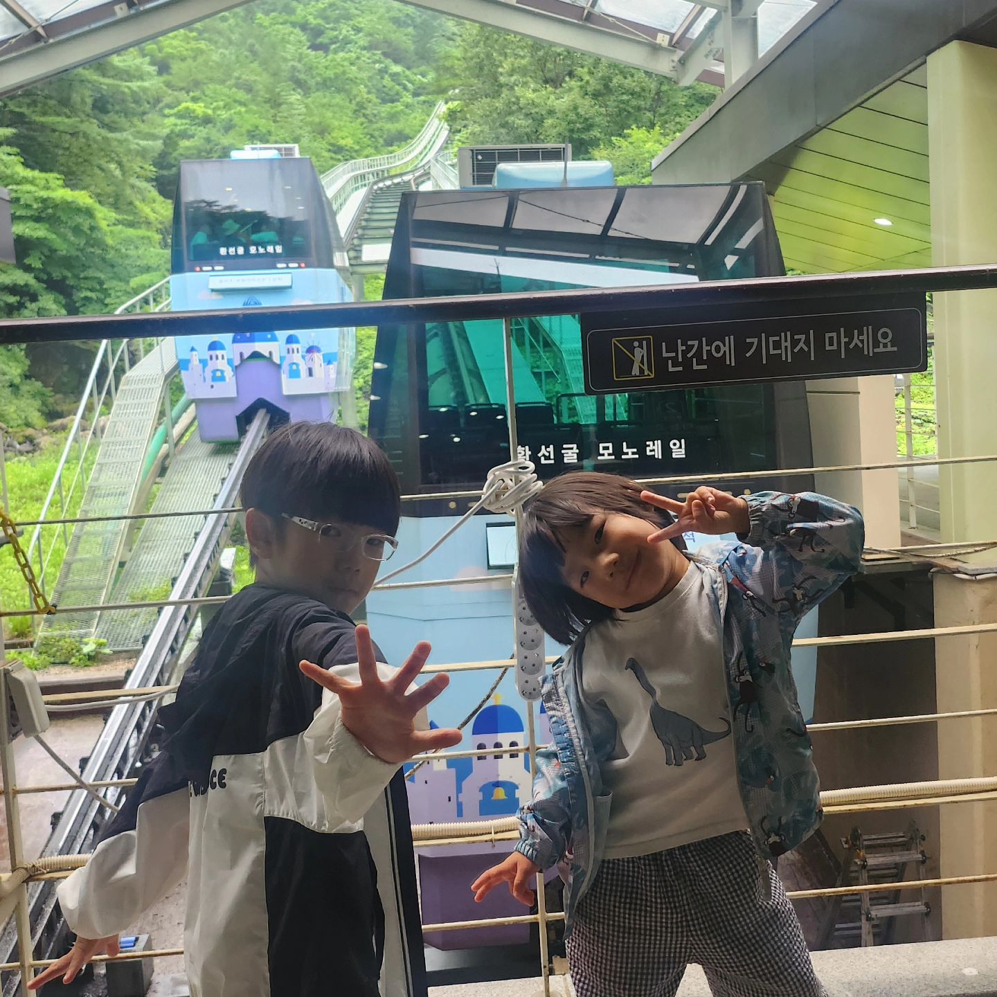 ꕤ 240715 - 240717 ꕤ
새벽 4시 출발, 강원도 삼척 도착!
첫 일정은 #환선굴
비까지 와줘서 들어가는 길이
무협영화 다른 세계 넘어가는 느낌!
어두운 곳에 오래있으니 춥고 무섭다는 리안♡
그치만 다른 곳에 있는 동굴도 또 가보고 싶댄다ㅋㅋ

#리리네여행 #가족여행 #강원도여행