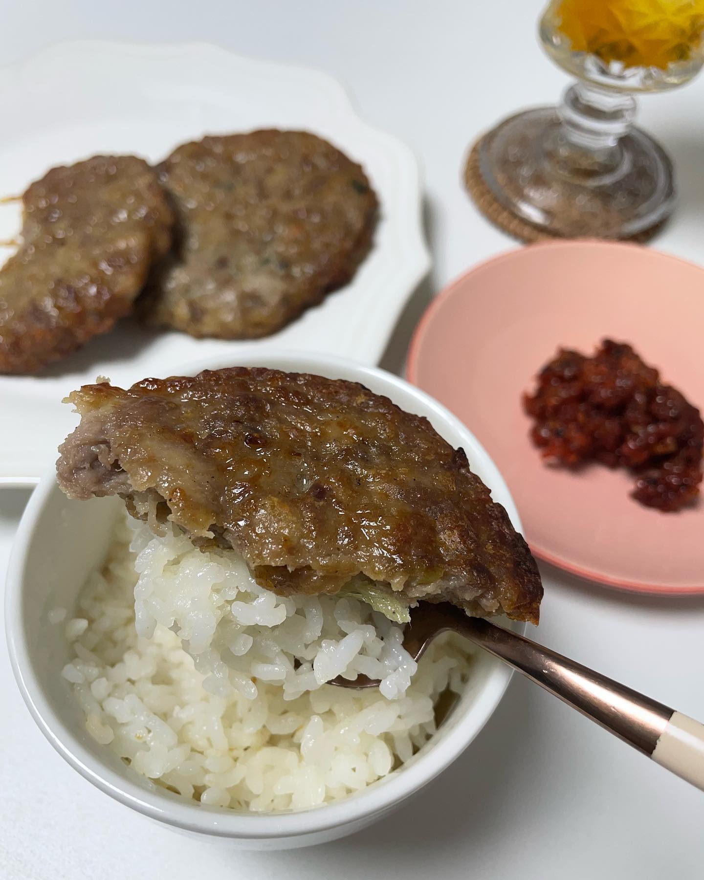 #협찬 #떡갈비

밥 반찬으로 최고🍚

에프 180도에 10분 정도 돌리면 끝

국내산 소고기와 돼지고기를 갈지 않고 큼직하게 썰어 내어 
서걱거리는 수제스러운 식감과 
육즙을 풍성하게 즐기는 정통 떡갈비에요😆

국내산으로만 사용한 다채로운 야채와 과일 퓨레로 숙성하여 
집에서 만든 듯한 깔끔한 감칠맛을 입안 가득 즐길 수 있고 깊은 풍미를 느낄 수 있어요

첨가물을 최소화해 만들어 더욱 담백하고 
3무첨가로 온 가족이 안심하고 건강하게 즐길 수 있는 프리미엄 밥 반찬이에요😘

🛍️https://m.brand.naver.com/ssgfood/products/9260102045?

#신세계푸드 #호텔컬렉션 #명절떡갈비 #추석요리 #신세계푸드떡갈비 #호텔떡갈비 #프리미엄떡갈비 #셀러뷰