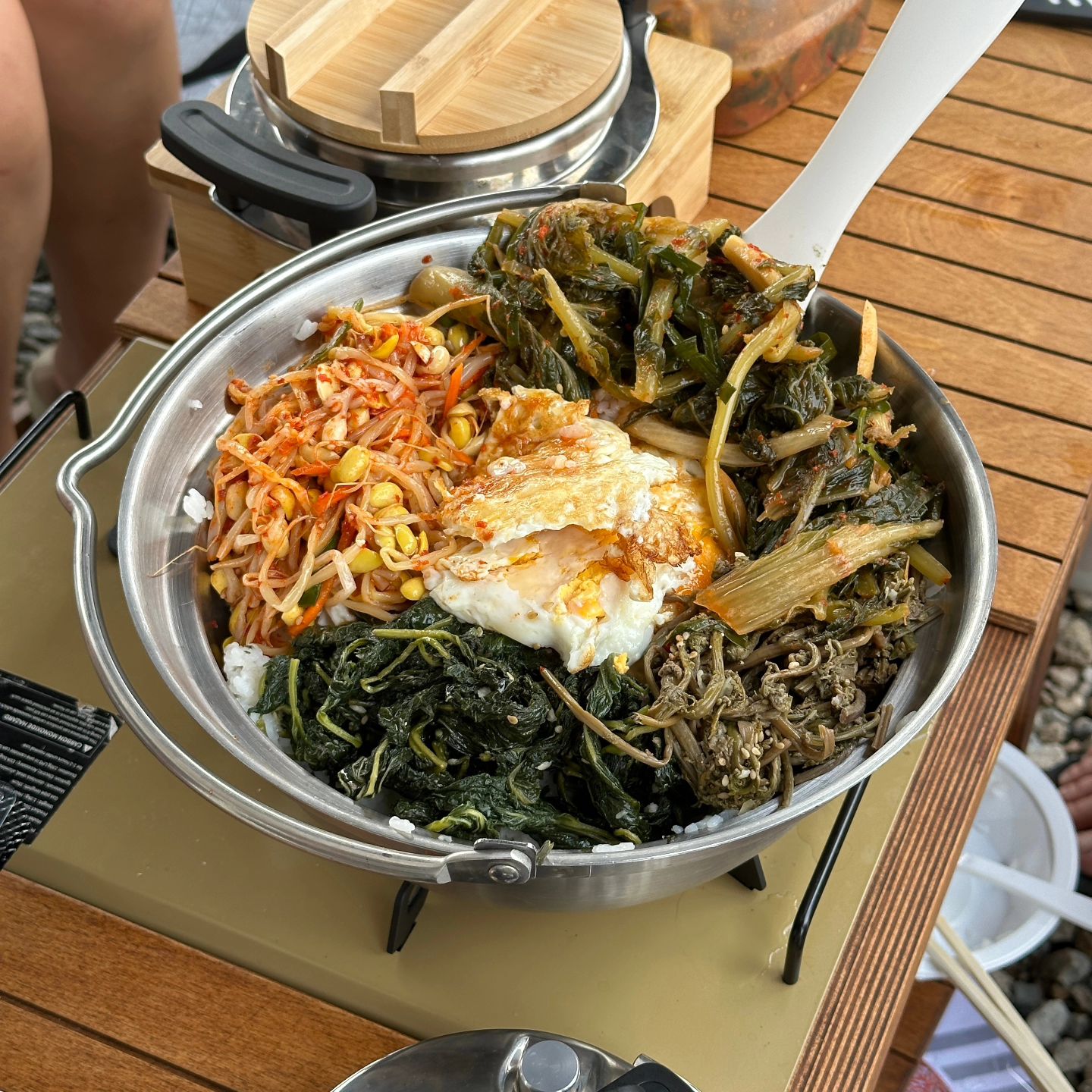 2박3일 먹었던게 엄청났는데....
사진..다 어디간거지..?

왕천순살파닭,김치만두,고기만두, 곱창전골
열무비빔밥,오징어무국,오징어김치전,모둠전
소고기 돼지고기 구이, 모둠꼬치구이, 비빔야채만두,
닭발, 콘치즈, 매운돼지갈비, 라면 , 최하정국수까지.....!

배터지게 잘 먹었따😆
ssookssooky yeonu._.camping