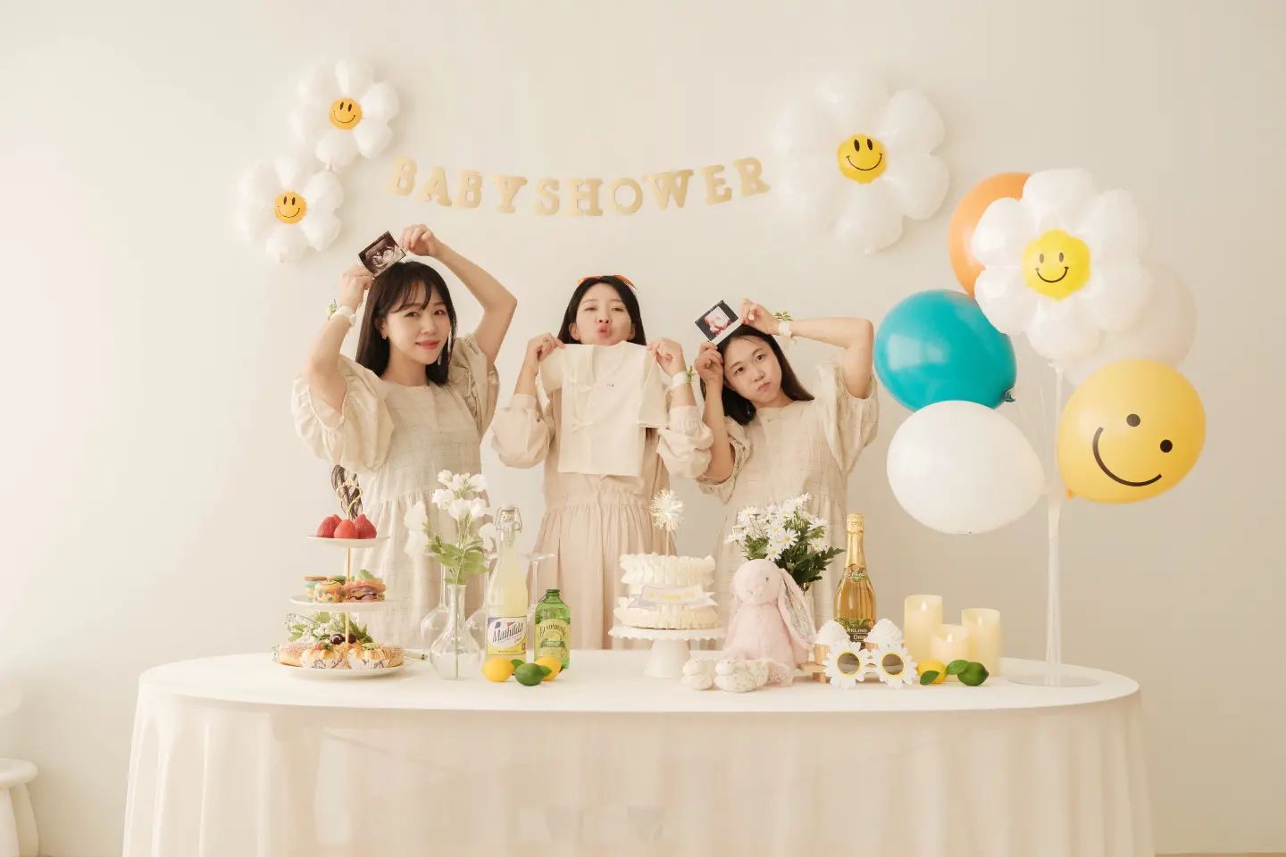 당근이 베이비샤워 🥕 

5월에 만나는 당근이 ㅋㅋㅋㅋㅋ
힘나게 발차기도하고 샴페인도 한잔함 🥂 

우래깅 건강하게 만나쟌 🫶🏻

#베이비샤워👶🏻
#당근 #베이비샤워 #베샤 #천안스튜디오
#스튜디오 #임신 #임신축하 #천안베이비샤워 
#천안베이비스튜디오 #만삭사진 #천안만삭사진
#육아기록 #천안브라이덜샤워 #천안사진관 #만삭사진
#천안만삭촬영 #천안맘 #천안임산부 #천안공간대여 #천안
#스튜디오 #스튜디오휘게 #휘게 #천안휘게 #휘게스튜디오