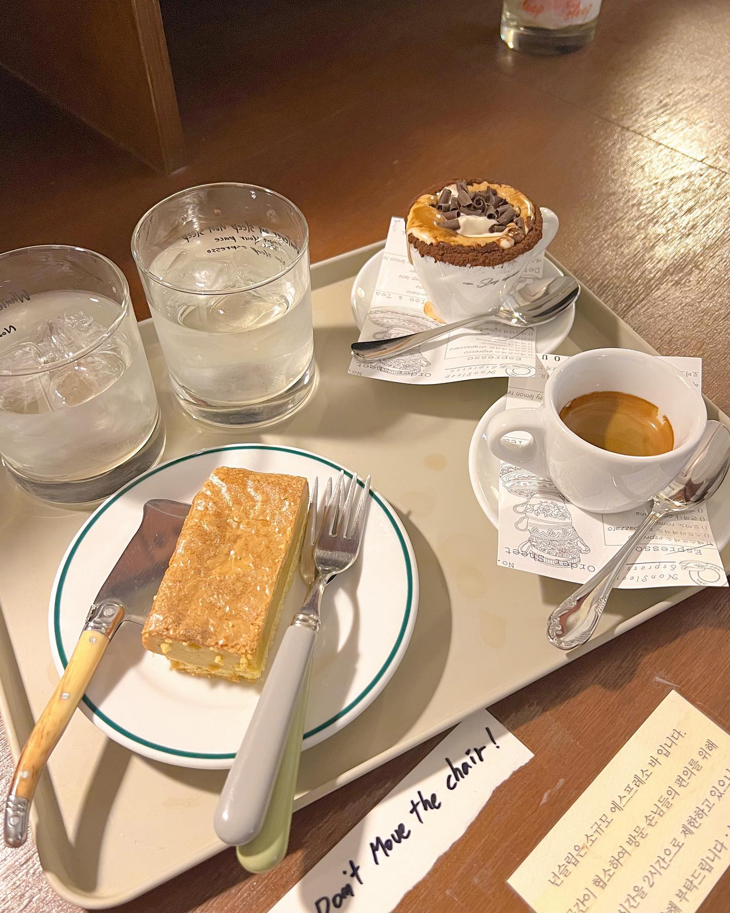 망원동 에스프레소 카페 추천☕️
-
☕️넌슬립
▫매일 오전 11:00 ~ 20:00
▫에스프레소 & 버터바 전문점
▫마포구 월드컵로17길 61(망원역근처)

오랜만에 돌아왔습니다!!
오늘은 망원동에 위치한 버터바가 너무 맛있는
에스프레소 카페 소개 해드릴게요◡̈ 
망원역과 망원시장 근처라 찾아가기도 편하고
놀거리도 많고 카페 분위기도 완전👍👍
버터바 진짜 꾸덕하고 맛있으니까
에스프레소랑 꼭 같이 드셔보세요 !!
그리고 애견동반도 가능해서 애견인 분들에게도 완전추천!!
-
자세한 여행지정보와 꿀팁은 jun_due / 프로필블로그💌