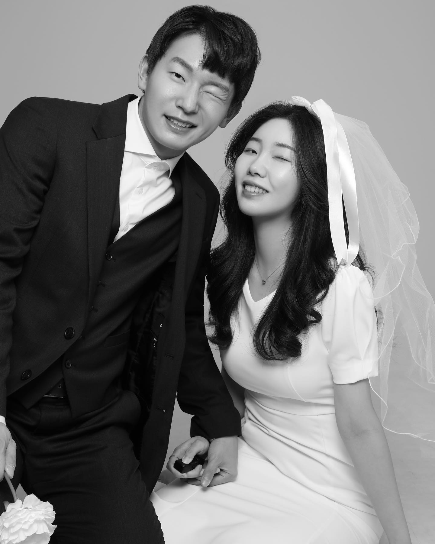 빨리 퇴근하고 만나자🖤

크고작은 소품 사용하고
같은 포즈로 촬영하면
자연스러운 컷들이 탄생하지요📸

#결혼기념일 #결혼1주년 #흑백사진 #셀프사진관 #행복한데이금욜 #대구사진관 #커플포즈 #커플포즈추천