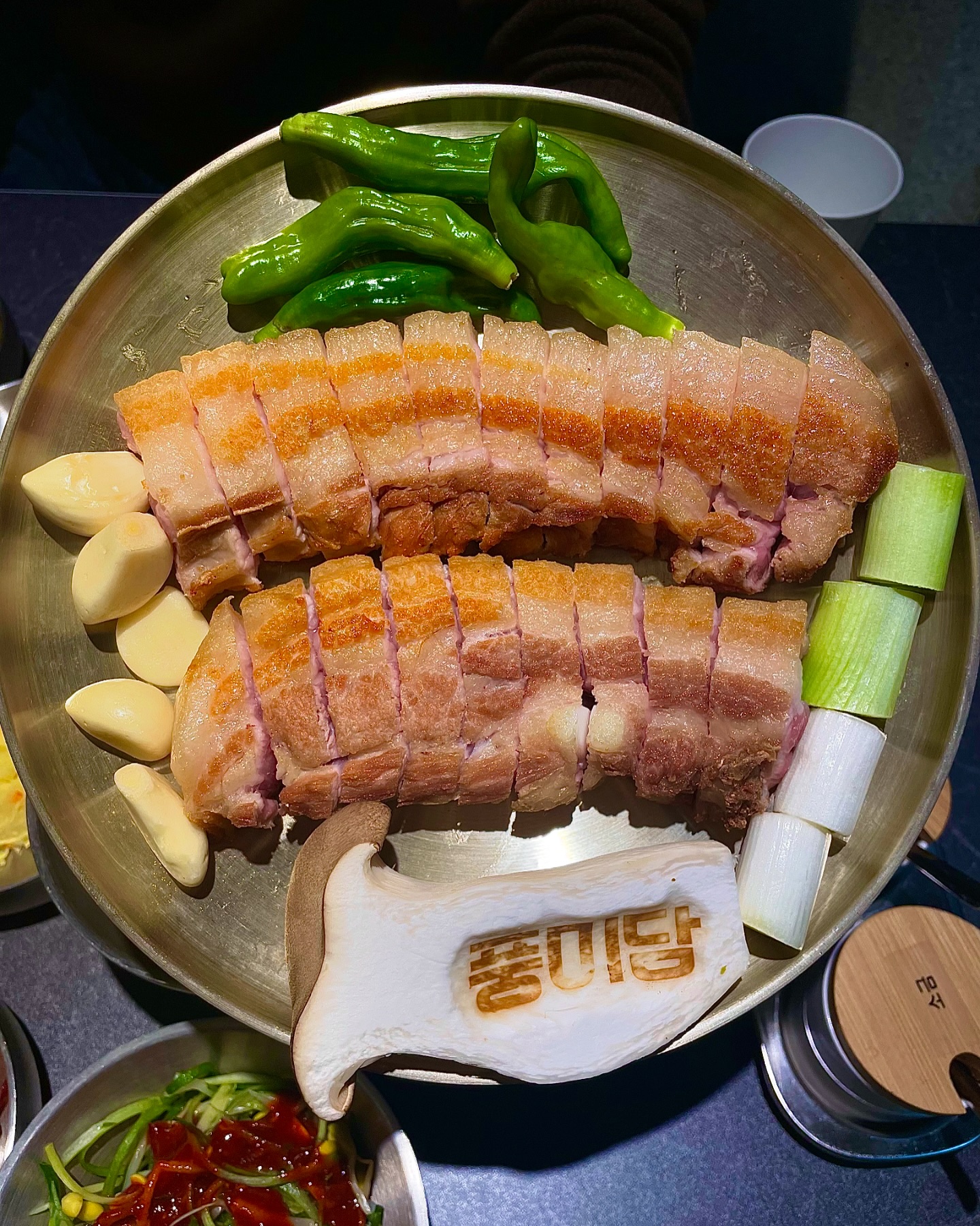 ✔️ 풍미담
😋 후라이드삼겹살, 후라이드특목살, 차돌된장찌개
🧐 200도에 튀겨 초벌 후라이드 해서 직접 구워주시는 숙성육고기맛집
2인 커플석도 있고, 단체석도 있고, 와인좋아하는 분들은 위한 테라스 좌석까지 있는 곳
오픈키친으로 외부에서 주방이 훤히 보이며 그만큼 청결에 자신이 있는 곳

pungmidam 
서울 동대문구 장한로24길 46 1층 풍미담

#jmt #존맛 #동네맛집 #맛스타그램 #맛집소개 #맛집스타그램 #맛집추천 #맛집탐방 #맛스타 #먹스타 #맛집 #먹방 #맛집투어 #먹방스타그램 #먹스타그램 #오늘의맛집 #맛집공유 #추천맛집 #찐맛집 #전국맛집 #맛집여행 #맛집그램 #맛집코스 #먹스타맞팔 #핫플레이스 #핫플 #서울여행 #서울여행지추천 #서울데이트코스