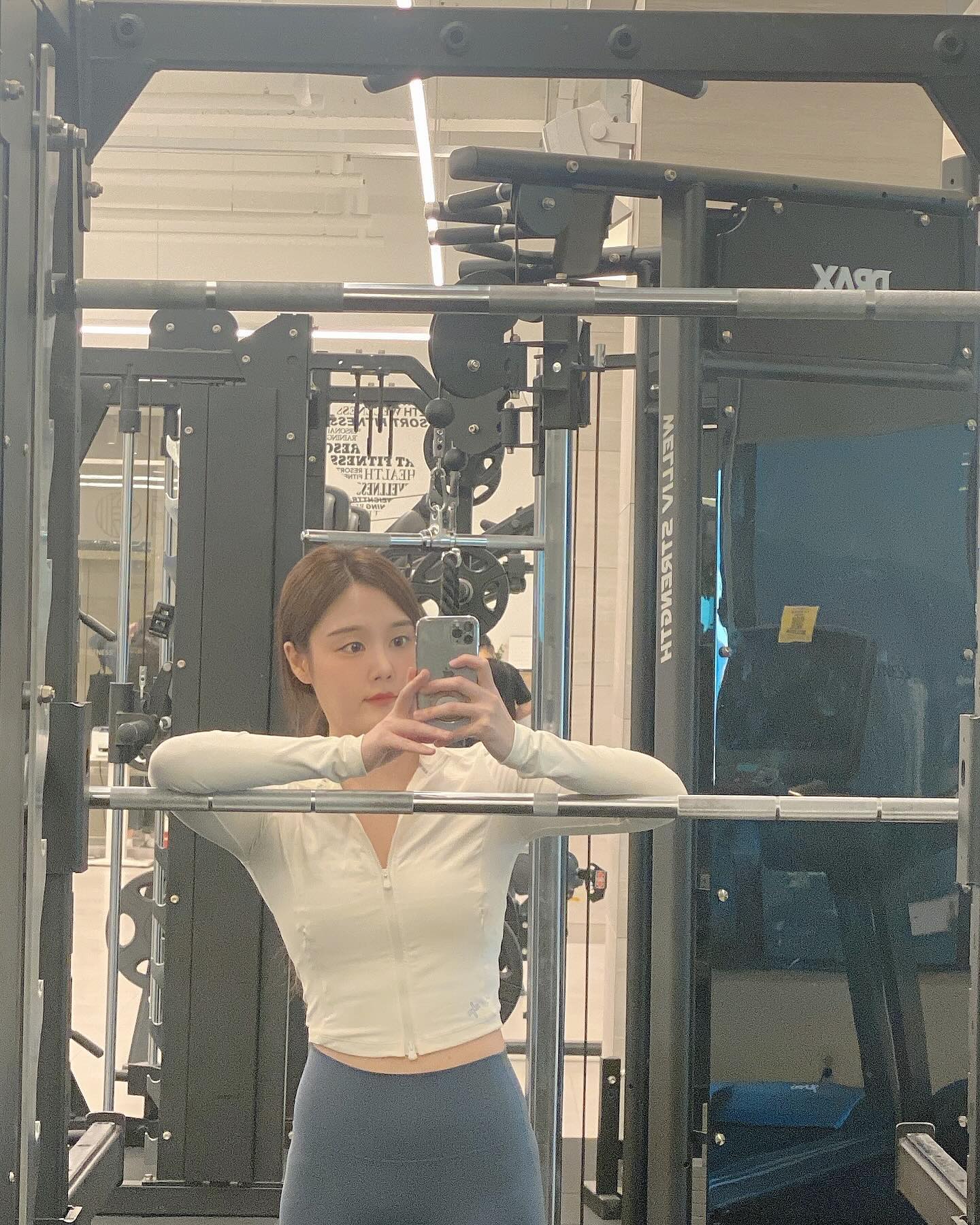 같이 다이어트 하실분….?⭐️

겨울동안 살이 많이 쪘네요…
이제 다이어트 시작해야죠
올해는 바프를 꼭 찍겠습니다🥹

운동은 인테리어 맛집에서 해야 제맛💙
resortfit_sb 

오늘은 유산소랑 핫체🔥
제가 핫체충이라….ㅋ 
다리가 후덜덜하네유