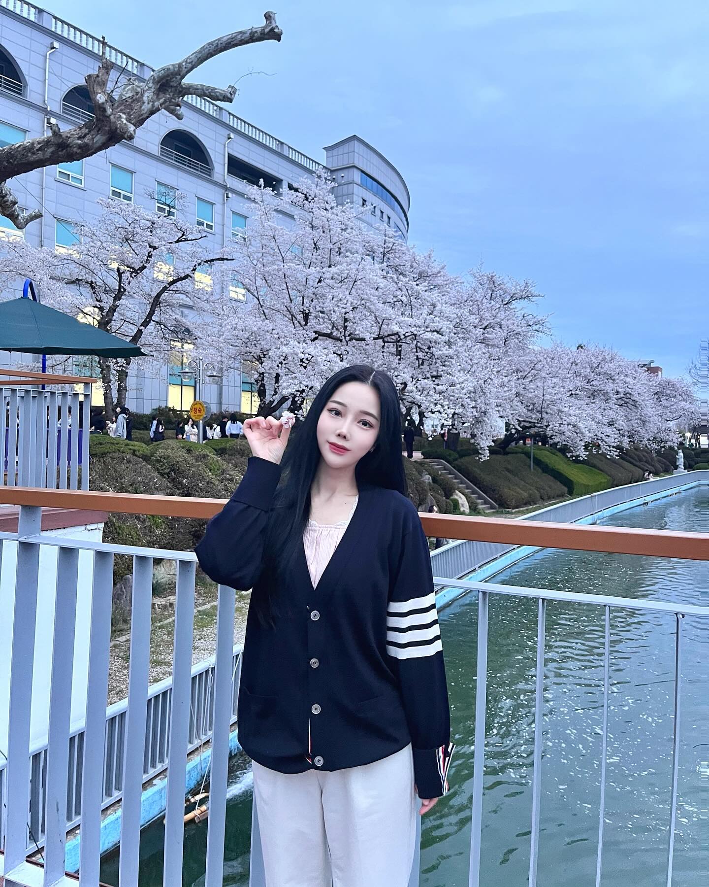 봄이 왔네🌸💗🎀
_
#벚꽃 #벚꽃축제 #원광대 #익산벚꽃 
.
.
.
#간호학과 #전주벚꽃 #한옥마을 #오운완 #좋아요 #맞팔 #패션계정 #패션계정맞팔 #간호학과 #익산 #전주 #대전 #안양 #서울핫플 #간호학생 #톰브라운 #가디건 #봄코디 #추천 #daily #데일리 #첫줄 #봄 #대학생 #시험기간 #nurse #followforfollowback