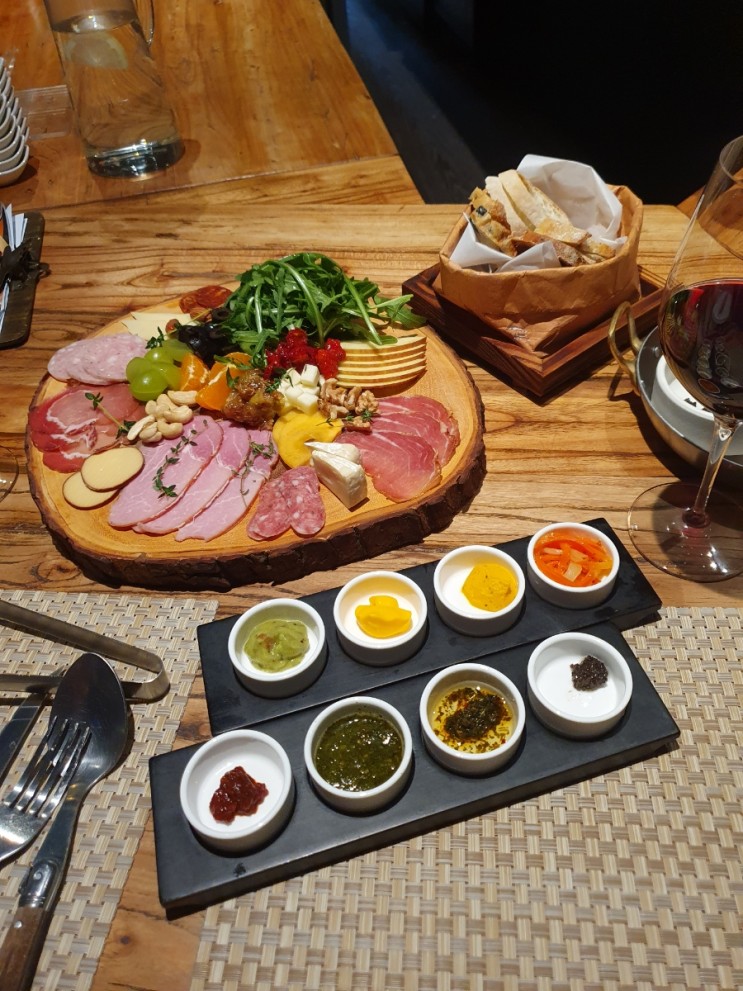 더큐어링: 흑석동맛집 수제 샤퀴테리 다이닝펍