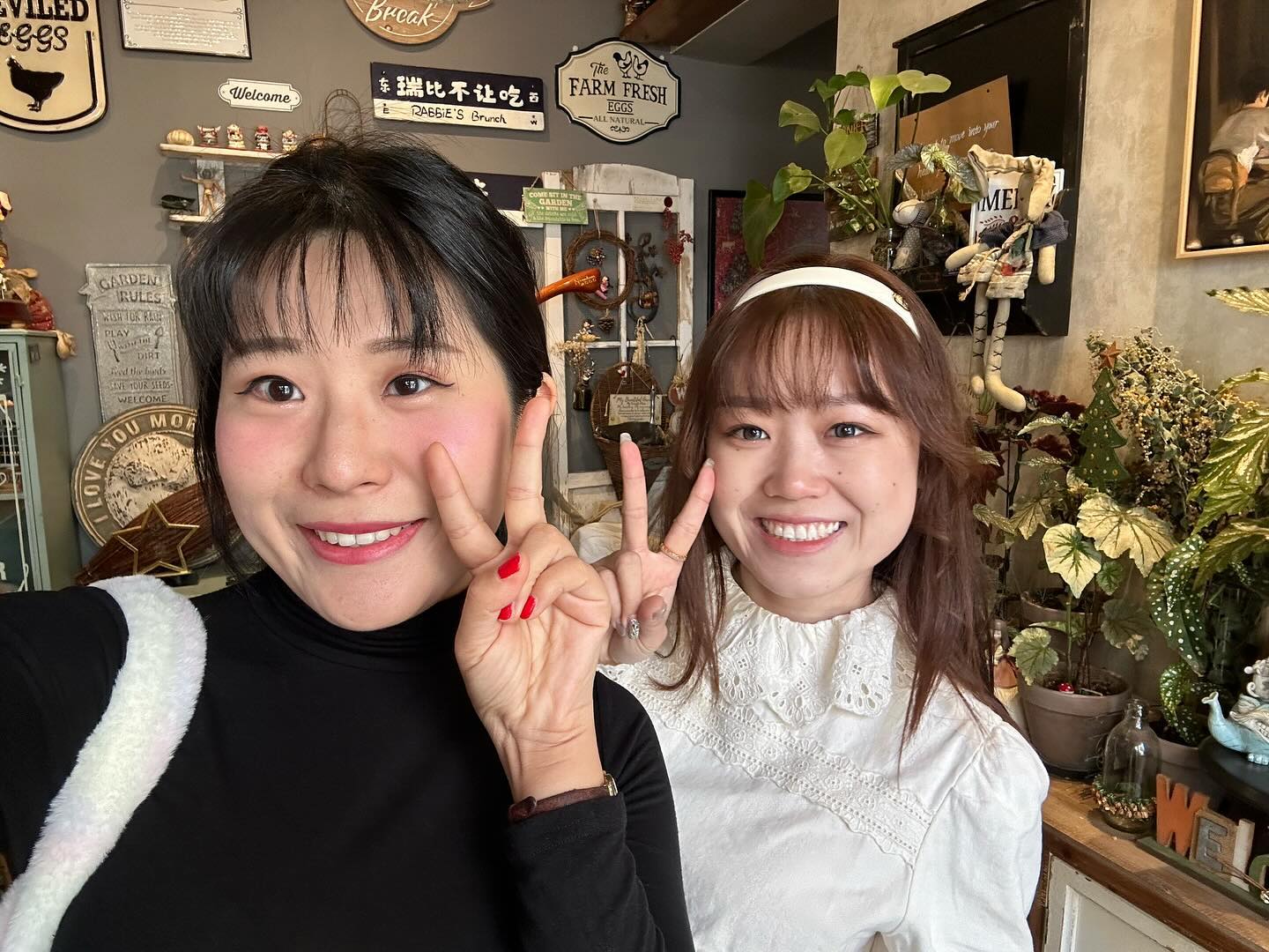 20살 중국에서 사귀게 된 내 첫 중국인 친구 요지용
시안으로 이사 갔다는건 들어서 알고 있었는데 
회사에서 시안 레옵을 줘서 딱 지용이가 생각났다.
오랜만에 연락해서는 갑자기 “나 다음주에 시안가는데 밥먹자!“ 했는데도 정말 반갑게 그러자고 해준 지용이!
중국에 있을 때는 진짜 하루도 빠짐없이 만나던 우리인데 지용이 한국에 있을 때도 우리집도 놀러오고, 하지만 지용이도 다시 중국으로 가고 나도 여러나라를 돌아다니며 살다보니 또 중국에서는 인스타나 페이스북도 안하고 나도 웨이신을 자주 사용하지 않다보니 자연스럽게 연락이 소홀해졌다.
거의 5-6년만에 만났는데 그냥 어제 본거 같았다. 보자마자 ”아휴 키는 더 안컸네 요지용”하고 놀리고 ㅋㅋ 그냥 하루종일 웃고 떠들고 커플신발도 장만했다. 얼렁뚱땅 헐레벌레 했던 내 중국 유학 시절 많은 도움을 줬던 지용이와 직장인이 되어 다시 만나니 어른이 된거 같아 웃기기도 하고 그냥 재미있었다. 사랑한다 요지용. 반가웠다 또 보자 언젠가 ㅋ

#중국인친구 #산동이공대학교 #시안 #중국
