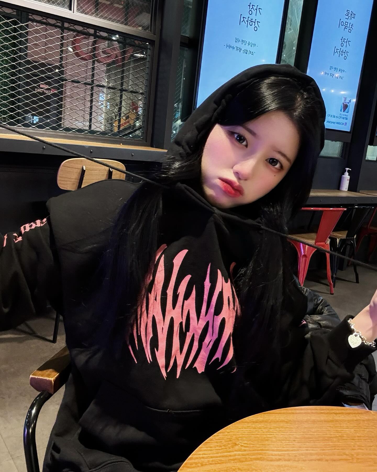 #본챔스 #광고 본챔스는 역시 키치..🩷🖤
후드로 나온 넉넉한 핏감에 적당한 두께로 다가오는 봄에 데일리하고 힙하게 입을 수 있을 것 같아요ㅎ!! 트라이벌 하트 그래픽으로 키치하고 힙한 느낌을 주면서 레터링 디테일로 더욱 스타일리쉬하고 블랙.핑크 조합으로 키치함 상승..🩷🖤
#bornchamps #맨투맨 #후드티 #유니크