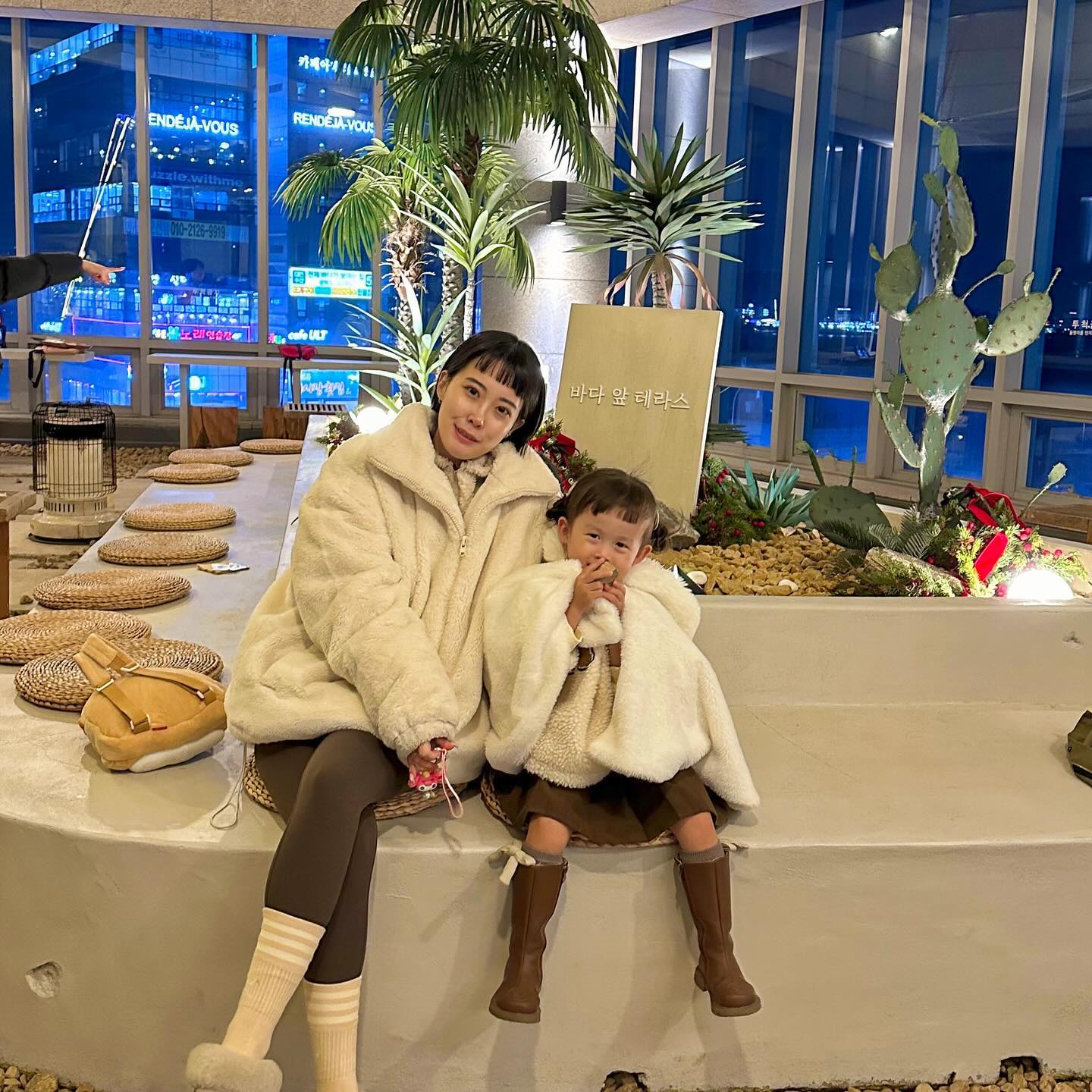🧝🏻‍♀️🎄

오늘부로 올리는 피드엔 얼굴 포토샵 없을 예정 ,,
귀차니즘이 심각한 요즘 폰 만지는것도 귀찮 ⁂

#찍힌대로막올릴예정임둥놀라지마세요