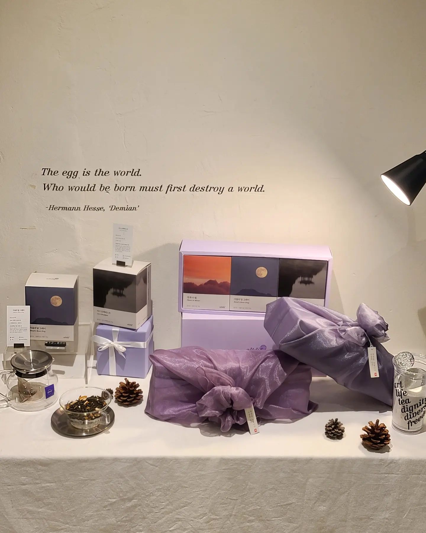 <예화담 X 알디프>

한국의 아름다움을 담은 자연주의
한방화장품 브랜드 '예화담'과

로컬 티 브랜드인 '알디프'가 콜라보한
<한국의 사계, 전통차> 세 번째 프로젝트,

프라이빗 티 코스 이벤트에 당첨되어
어머니와 함께 다녀왔습니다 :)
(~리뷰 의무 없음~)

예화담 환생고 보윤 라인의 컨셉에 맞춰
다섯 가지의 이야기가 담긴 티를 맛볼 수 있어요

맛뿐 아니라 비주얼도 정말 예뻤고,
티 마스터분이 설명해주시는 이야기도 즐거워서
약 2시간이라는 시간이 빠르게 흘러갔습니다

사진에서 보이듯 매장 내부엔
알디프의 티 제품이 진열되어 있었고
향도 맡을 수 있도록 준비해두셨더라고요
향도 좋고, 맛도 있는데
패키지까지 이뻐서 선물용으로 좋을 것 같아요✨

그리고 매장 내부와 화장실 안에
환생고 보윤 라인이 진열되어 있어서
샘플을 마음껏 사용해 볼 수 있었어요 !
심지어 예화담 환생고 보윤 라인의 패키지를
선물로 준비해주셨어요
보랏빛이 아주 영롱합니다..💜

예화담과의 콜라보는 어제를 끝으로 마무리됐지만
알디프 티 바는 계절별로 다양한 컨셉을 가지고
항상 운영되고 있으니
부모님이나 친구, 연인과 특별한 시간을
보내고 싶을 때 가보시는 거 강력 추천드려요 !

또, 예화담 환생고 보윤 라인은
한방 화장품하면 떠오르는 무거운 느낌과 향이
전혀 아니더라고요
실제 8주 사용으로 5년이 어려보이는
예화담의 기초 제품들도 추천드려요 🫶🏻