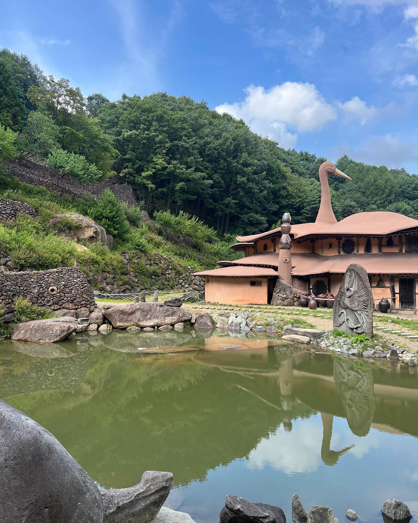 10장으로도 모자라.. 꽉꽉 채운 하동 여행 ღ 

📸 배달 성전 삼성궁
하동에 온 이유!! 신비한 느낌, 아름다운 풍경 가득가득!! 
우리나라에 이쁜 곳이 정말 많다고 느꼈다 

📸 더 로드 101
원래 가려고 했던 곳은 아니었지만 멋진 뷰에 반해따.. 전망 좋은 카페에 탁 트여 있어서 날씨는 더웠지만 눈은 시원 그 자체
녹차 아이스크림 예술 🍵+🍦

#하동 #자연 #아름답다