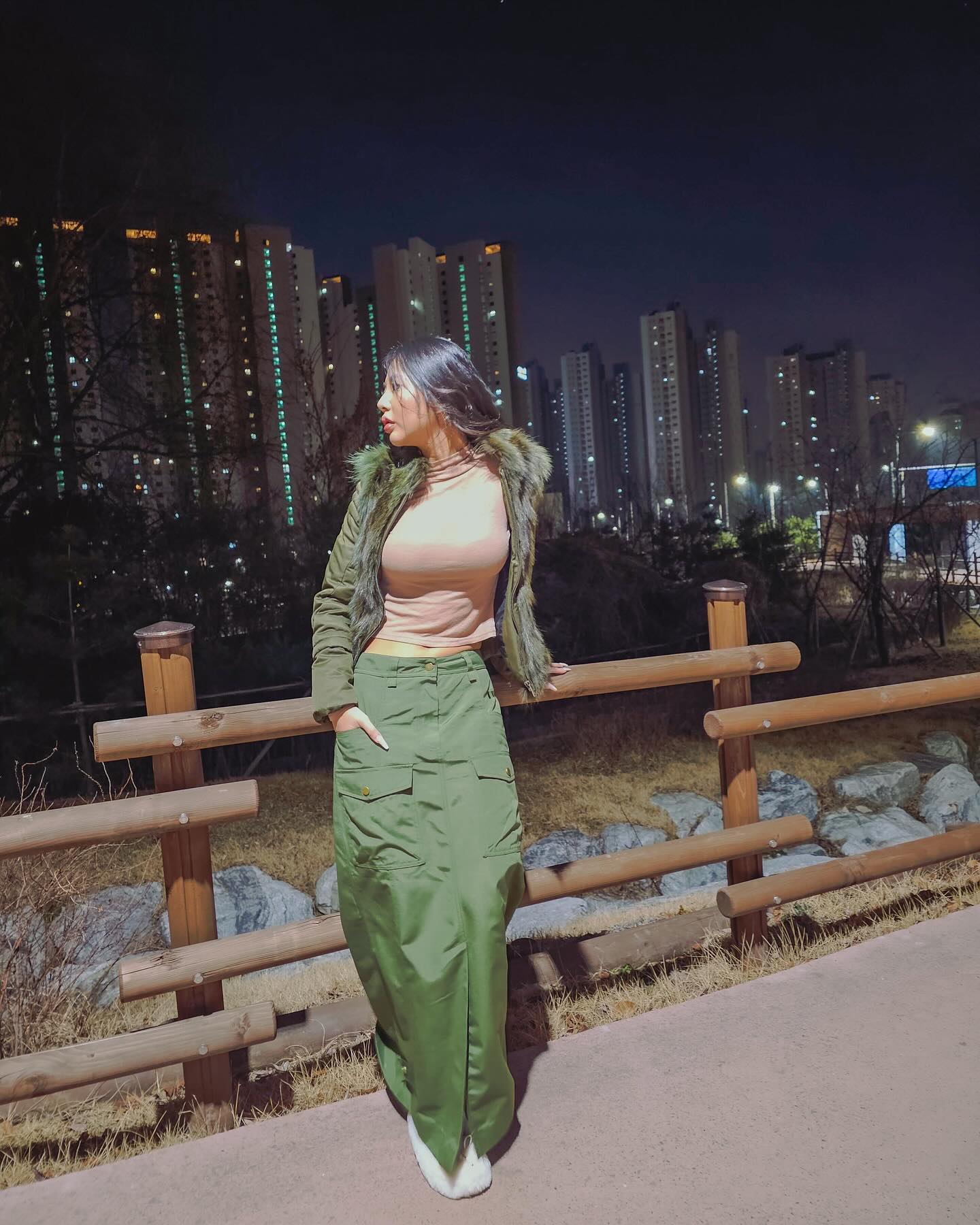 흔한 1AM 산책룩 맞지? 

That late night walk outfit 

요즘 내가 자주 입는 스커트 🎀 맥시 기장을 원래 좋아하기도 하고 트임이 있어 편해서 손이 자꾸 가더라~ 길어도 편한 치마는 mayol_official 

#마욜 #골프룩 styling tips, outfit inspo #오뭐입 #겨울치마 #롱스커트 겨울 아웃핏 #슬림핏 #터틀넥 #maxiskirt #outfitoftheday #뉴트럴코디 #neutralpallete stylist life, Korean outfits, minimal style, casual date outfit #streetstyle #winteroutfits #데일리코디 #겨울코디
