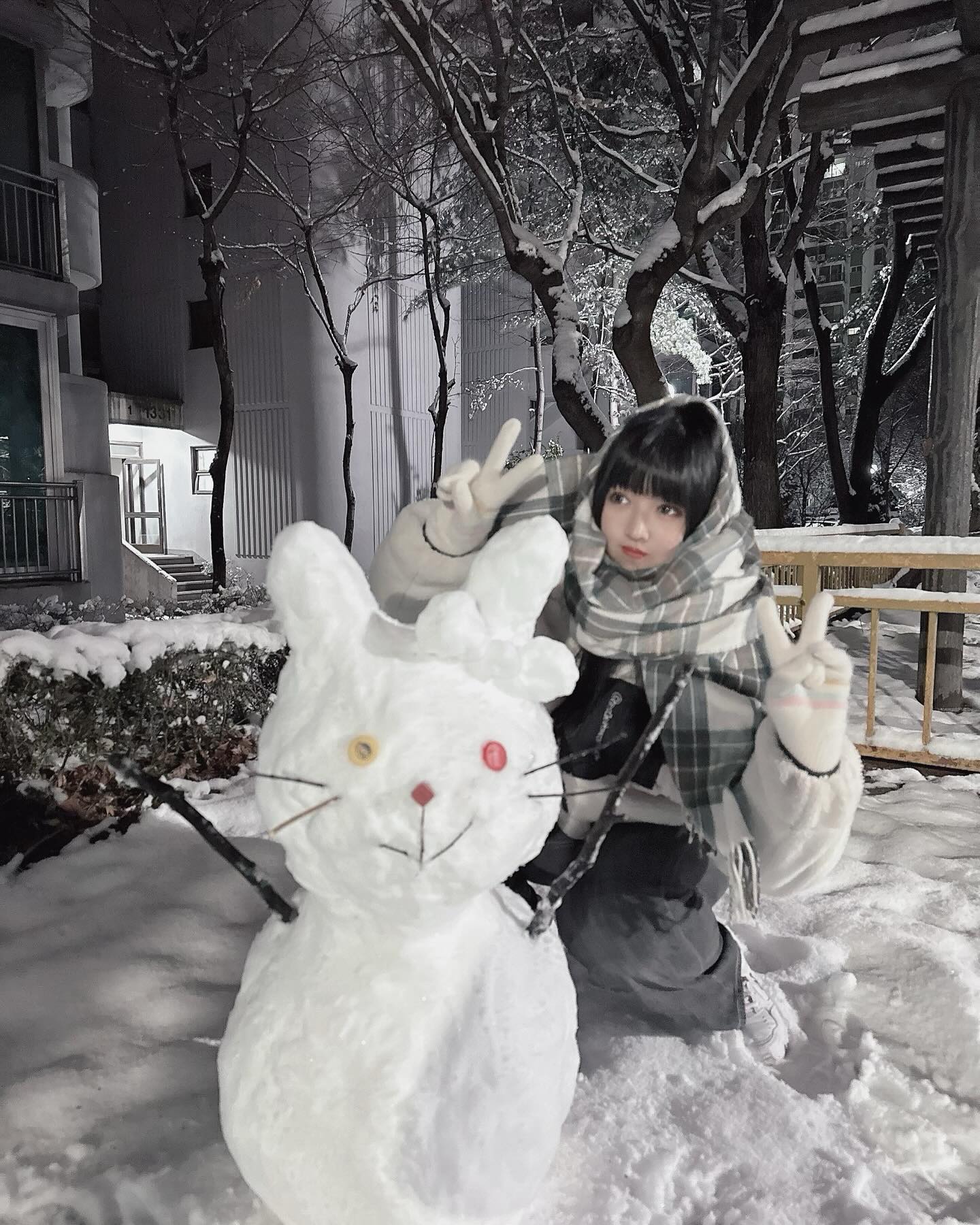올 첫 눈사람⛄️

23년 겨울 마지막 눈사람 만들기!
그럼 24년 올해 첫 눈사람 맞죠?!🤔🩵
동생이랑 뚝딱뚝딱 만들었는데 잘 만든거같다🤭

#눈사람 #눈사람만들기☃️ 
#겨울 #눈 #⛄️ #토끼눈사람 #눈사람장인