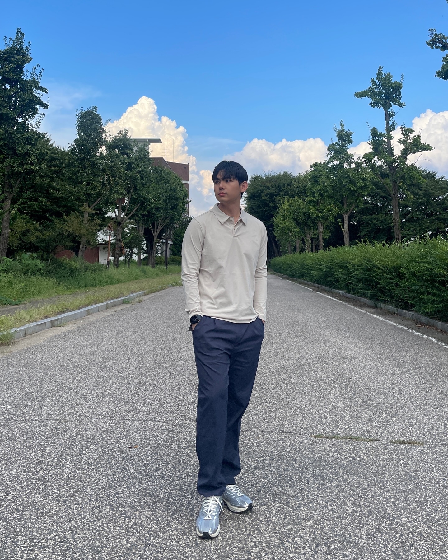 #협찬 mulawear_kr 

’컴포트 업 카라 롱 슬리브 + 엔지니어드 스트레이트 팬츠‘

운동 및 데일리용으로 편안하게 착용 가능한 카라 티셔츠와 슬랙스형 팬츠로 비지니스룩부터 데일리룩까지 활용하기 좋은 팬츠입니다!✨

롱 슬리브는 친환경 소재인 소로나 소재를 사용하여 땀을 빠르게 흡수하고 건조 시켜 쾌적하게 입기 가능!👍👍
거기에 신축성, 복원력까지 좋아 착용감도 체고!

스트레이트 팬츠는 가벼운 터치감의 나일론 소재로 시원하고 편안하게 착용하기 좋고 활동성도 넘나 체고!!🔥🔥

비지니스룩, 미팅룩, 출근룩 등 회사원 분들에게 강력추천드립니닷!

일상에서도 꾸안꾸룩, 캐주얼룩으로도 활용하기 좋네요!! ☺☺

#뮬라웨어 #mulawear #스타일리시 #남자카라티 #애슬레저 #슬랙스바지 #슬랙스코디 #비즈니스캐주얼 #스트레이트팬츠 #비즈니스룩 #카라티코디 #남자출근룩 #남자코디 #카라롱슬리브