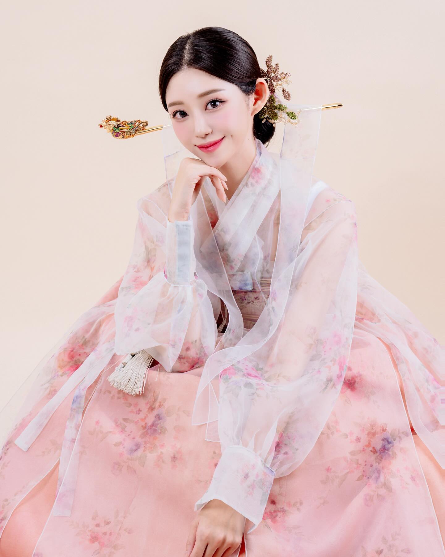 2024 트렌드한복 화보촬영 뒤늦게 마저 올리깅🌷🩷

대한민국한복모델선발대회 korea_hanbokmodel 
한복은 ryu_hanbok 

#대한민국한복모델선발대회
#세계최대 #한복모델선발대회
#한복모델 #한복 #모델 #모델대회
#비교불가 #수상혜택 #국가대표
#세계유일 #전분야 #압도적1위
#10주년 #화보 #한복화보