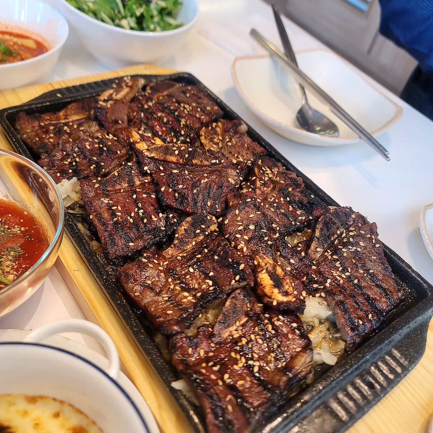 #동탄맛집

#한양식당
LA갈비와 양식/한식 퓨전사이드?
갈비시키면 사이드가 참 많이나온다.

해물라면은 따로 주문했다.
(생각보다 오래걸림)

고기맛있고 토마토스튜, 떡볶이 맛있다.
감자그라탕은 뭔가 살짝부족한 맛

양념갈비는 밥이랑먹어야 제맛이라
나는 공기밥을 따로 주문해서 같이먹었다
ㅎㅎ
