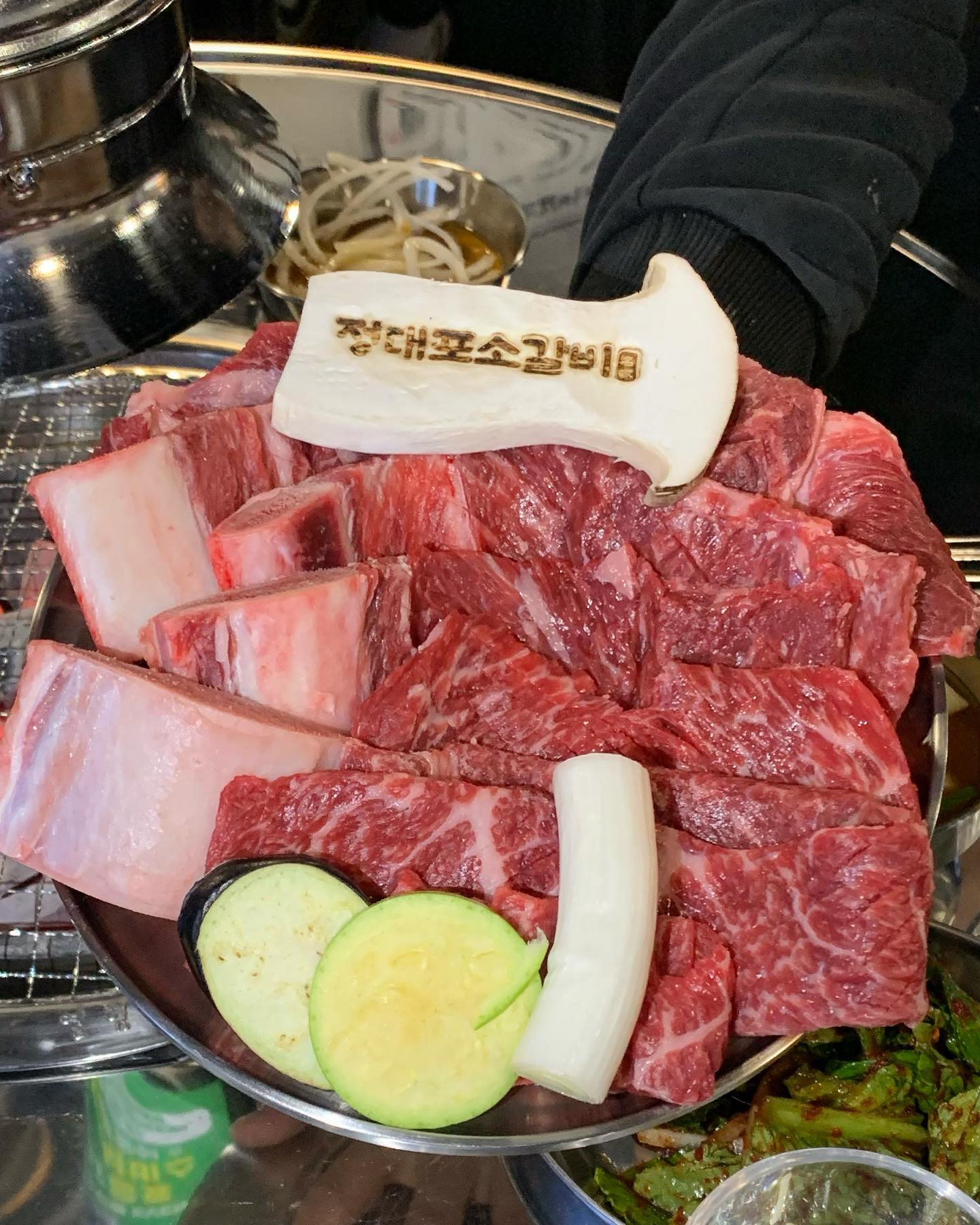 #협찬 #정대포소갈비 #수유맛집
마장동에서 직접 공수한 소갈비 맛집!
국내산 프리미엄 육우를 숙성!!

✨대표메뉴
왕소갈비 한판 500g 50,000원!
마장동에서 직접 공구한 최상급 중간 갈빗대라고 하던데
진짜 냄새 하나도 안나고 부드럽게 입에서 녹아유~
육향이 딱 적절하니 존맛!!!

김치말이국수 6,000원
아 김치말이국수 왜캐 맛있는건데.....😍
생면이라 쫄깃하고 육수는 또 왜캐 시원한건데....🩷
소갈비랑 딱 같이 먹어주면 환상의 궁합~💕

오픈한지 얼마 안되서 리뷰이벤트 하면 
하이볼, 소주, 맥주 등 1테이블 당 1종류 주류 증정 이벤트 한다고 해여!!
다들 [정대포 소갈비] 많관부~~~👍🏻

🗺️서울 강북구 도봉로87길 48 1층
🕝영업 시간 월-목 17:00-23:00
금 17:00-01:00
토-일 16:00-01:00
(일요일은 23:00까지)
✅단체이용기능, 예약, 와이파이

#수유역맛집 #수유고기집 #수유소고기 #리뷰노트 #수유소갈비 #수유정대포소갈비 #먹팔맞팔 #술팔맞팔 #술과함께