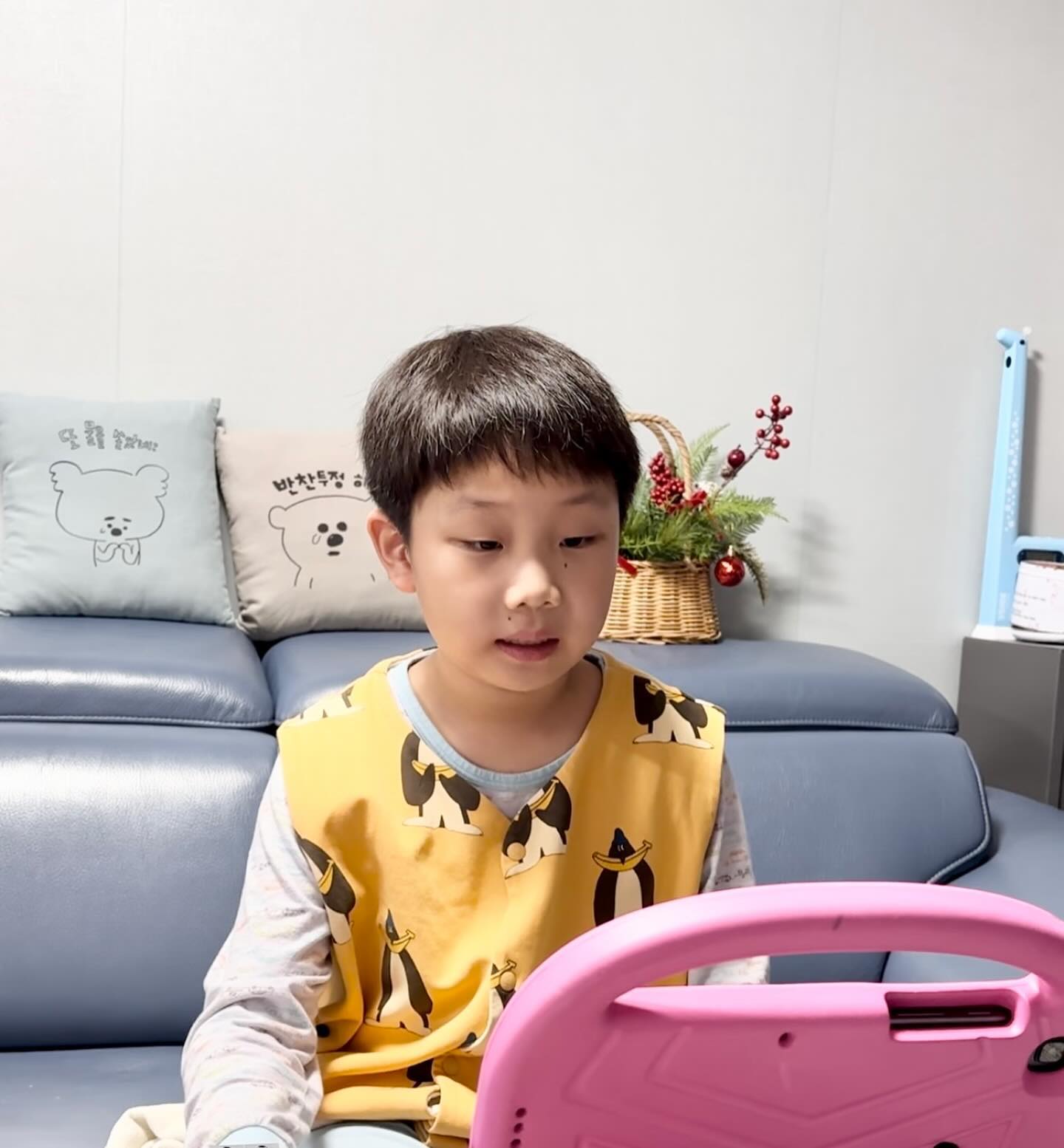 #협찬이지만 솔직한 후기
.
.
화상영어 토크스테이션 한지 벌써 반년째

화요일 목요일 일주일에 두번씩 화상영어하고 있는데요
아이 영어 자신감이 대단해요 ㅎㅎ
수업시간에 대화를 많이 유도해주시면서 로그 기록해주셔서 수업 리뷰 할때 발음이나 문법 고쳐주신것 아이랑 다시 보면서 복습할 수 있어 좋아요

그밖에 아이딕잉글리시로 다독 및 보카까지 재미있게 다양한 컨텐츠와 함께 공부 할 수 있어요 

현재 상황에 맞는 영어를 사용 할 수 있도록 훈련하고 있어요

과정별 단어 문장 복습도 꾸준히 챙기고 있고 아이 수준이 맞는 영어리딩도 할 수 있어요

🎈PC 뿐 아니라 태블릿으로도 이용 할 수 있어서
장소에 구애 없이 외부에서도 편하게 수업할 수 있어요🙆🏻‍♀️
.
.
#토크스테이션 #talkstation #초등영어 #초등영어회화 #초등화상영어 #화상영어추천 #토크스테이션화상영어
