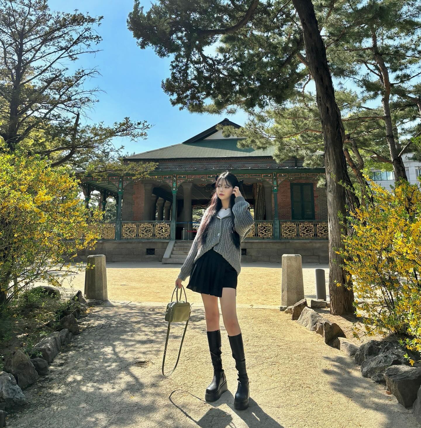설레는 봄 날씨🩵 #러블리룩 어떤데
키큰사람도 러블리하게 만들어주는 여리 핏 가디건 넘 예뿌댜
zerostreet_korea 내 피드 50% 차지 브랜드 예쁜거 넘 많움
제로스트릿 공식홈페이지에서만 최저가 진행중💞

ZEROSTREET_KOREA #제로스트릿 #ZEROSTREET #ZEROSTREET.CO.KR #오직자사몰에서만이가격 #디자이너브랜드#제로스트릿엠버서더#봄신상#봄코디#봄가디건#가디건코디#데이트룩#데이트코디