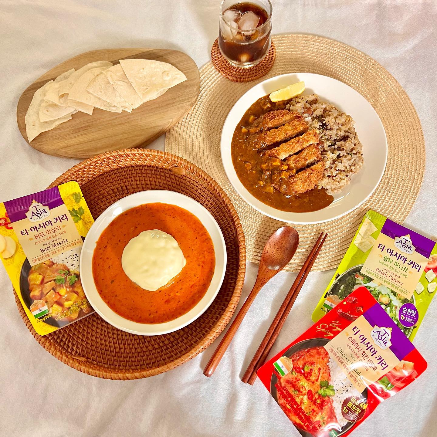 #협찬 🍛

집에서 즐기는 #인도여행 🇮🇳
#티아시아커리

✔️왕실 요리 전문 쉐프의 레시피
✔️다양한 종류
✔️유명 커리를 한국인 입맛에 맞게 재현
✔️전자레인지 1분컷

🔥조리법
전자레인지 : 절취선을 자른 후 봉지째 1분 30초
끓는물 : 봉지 그대로 끓는 물에 넣고 3분

은근한 달콤함과 진한 풍미가 일품인 #비프키마 는 돈가스와 함께
부드럽고 순한 #치킨마크니 는 치즈로 부드러움 UP!
담백하고 쫄깃한 골든 #버터난 주욱 - 찢어
#커리 에 풍덩 찍어서 냠냠 😋
맛있어서 마지막엔 그릇까지 싹싹 비웠어요🤭

밥과 함께 메인으로 🙆‍♀️
난이나 치킨 곁들여 사이드로 🙆
소스로도 활용👍
전자레인지 1분컷 커리는 자취템으로도 좋고
요리용 분말커리는 3-4인용이라 
양도 푸짐하고 가성비도 좋아요

역시..
#맛잘알 유투버 쯔양이 추천한 티아시아 커리..
먹어보니 왜 인기 많은지 알겠다능

🎉티아시아 커리 기획전 진행중🎉
▪️티아시아 커리 & 난 SET
▪️만원도 안되는 가격
▪️무료배송

👉tasiakichen 프로필 링크로 구매 가능
.
.
#카레 #마크니커리 #푸팟퐁커리 
#키마카레 #팔락파니스 #카레라이스 
#스프카레 #카레밥 #카레맛집 
#curry #티아시아 #카레요리