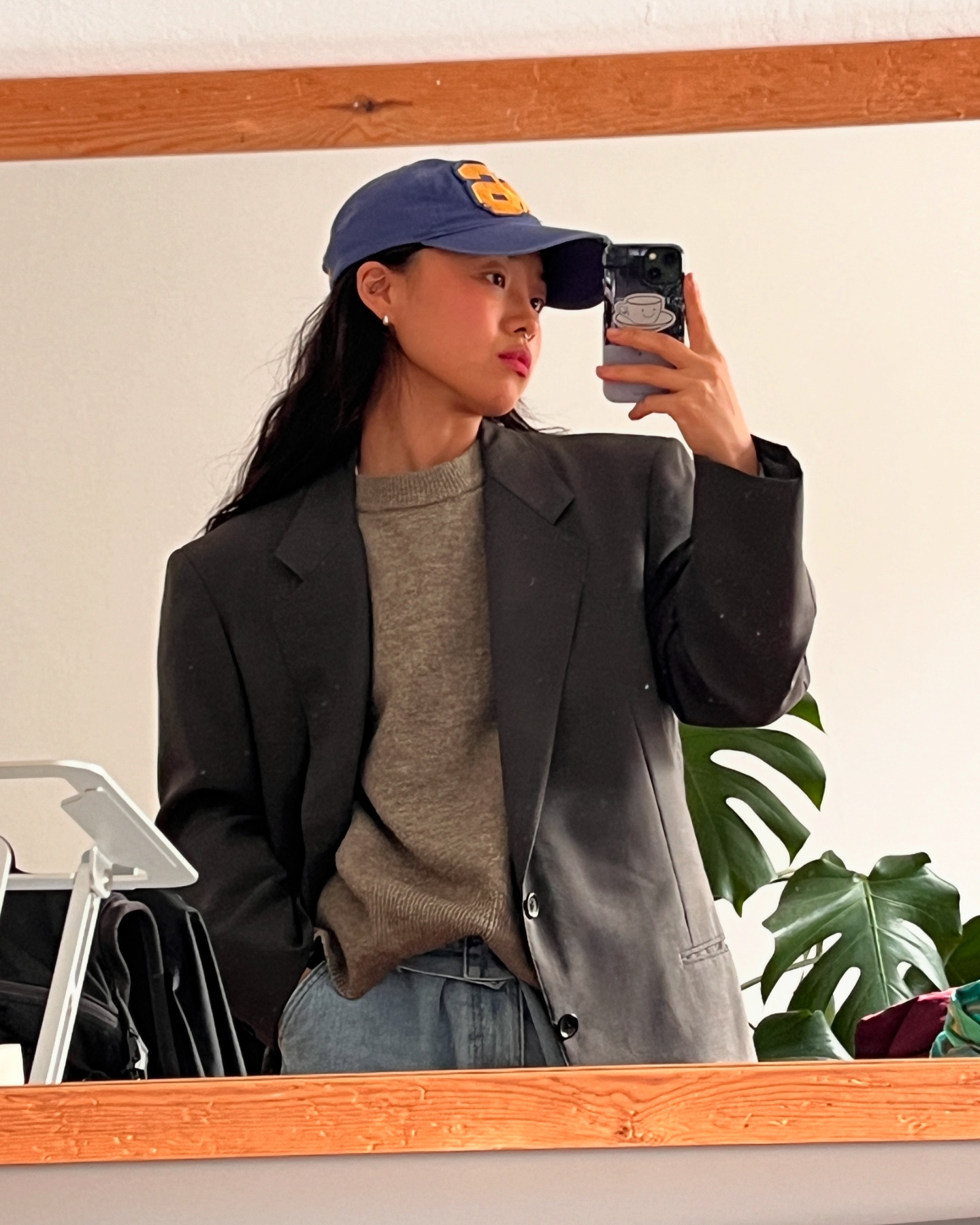 We finally got a mirror (the previous tenant even took a bathroom mirror with them lol)