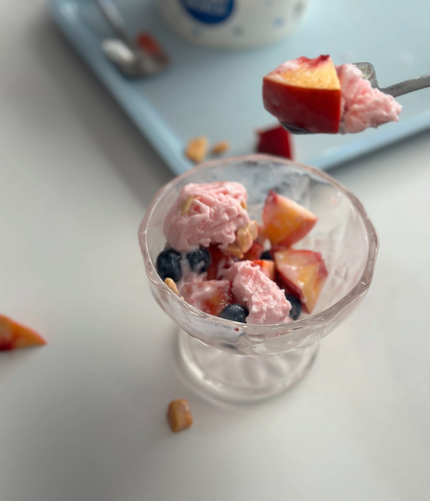 #협찬 요거트월트 복숭아폭탄 & 복숭아요거트 아이스크림 🍑🍦 yogurtworld_official 

요거트이이스크림하면 요거트월드 ! 복숭아 요거트 아이스크림에 신선한 천도 복숭아 토핑 한가득 얹어서 상콤달콤 여름디저트로 최고 💖시즌 한정메뉴니까 바로 달려가서 먹어야 되는 꿀조합이에요. 블루베리로 상콤함 더해주고 코코넛 청크로 고소하면서 크리스피한 식감 추가하니까 완전 휴양지와서 디저트 먹는 느낌 ⛱️

🍧요거트월드 꿀조합
천도복숭아 폭탄 (복숭아요거트아이스크림으로 변경)
블루베리 토핑추가
코코넛청크 추가

#요거트월드 #요거트월드신메뉴 #복숭아폭탄 #복숭아아이스크림 #복숭아요거트아이스크림 #요거트아이스크림