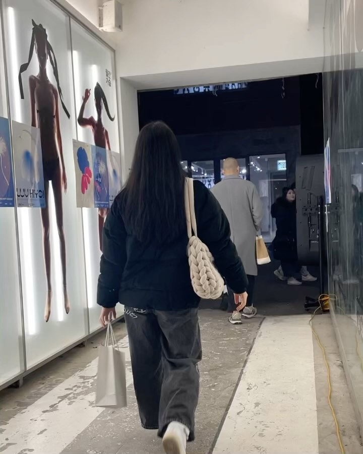 오늘은 러브키요이 팝업👕

인더웨어 구독자라 초대권 챙겨들고 갔다오기🫶🏻
키요이가 해석하는 고프코어룩 너무 좋은데?
땡땡이바지 탐났다🥲

2023.12.13 까지 팝업 잔행하니 가보기!
<성수동 연무장길 38 1층>

inthewear.seoul 
kiyoioffice