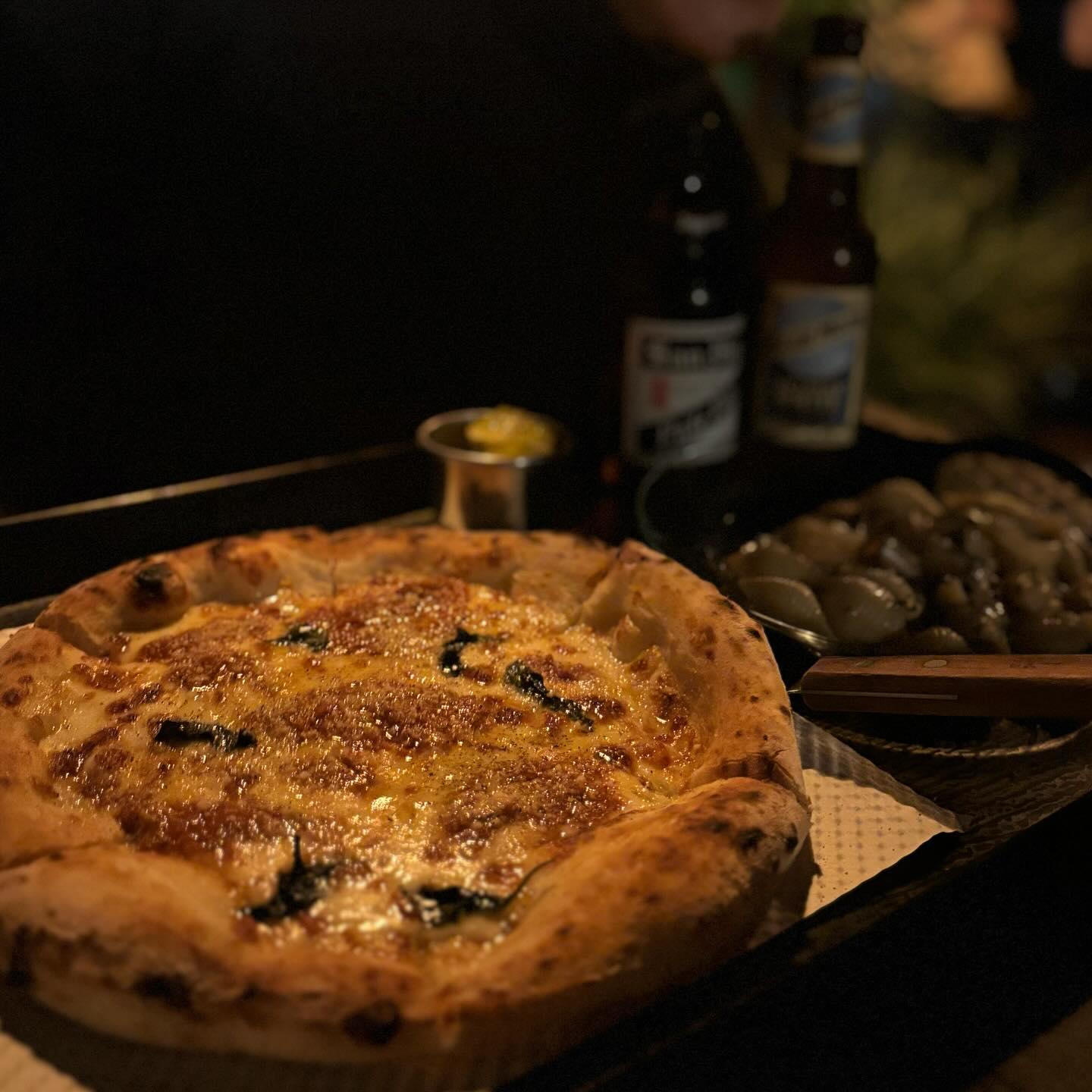 해방촌 화덕피자 맛집🍕

✔️미드나잇포레스트
➖해방촌 신흥시장에 위치
➖영업시간 : 화~일 16:00-24:00
➖매주 월요일 휴무

라구마르게리따 피자(9,900원)&버섯크림꼰낄리에(12,000원)

다양한 병맥주에 와인까지! 종류가 다양해서 골라먹는 재미가있다. 모든게 셀프서비스라서 더 저렴하게 맛있는 화덕피자를 먹을 수 있는 곳. 분위기 합격, 맛도 대만족👍🏻

#해방촌 #해방촌술집 #해방촌데이트 #해방촌신흥시장 #미드나잇포레스트 #화덕피자맛집 #해방촌피자 #해방촌화덕피자 #해방촌맥주