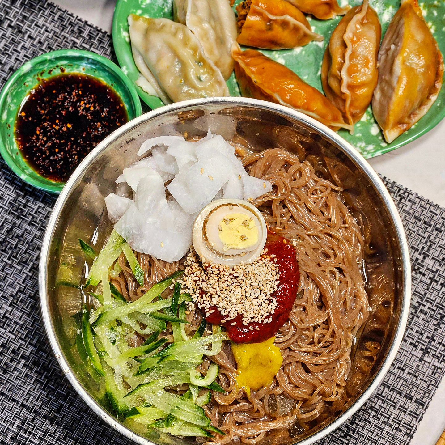 #협찬 30만 유튜버 면상호님도 인정한
진정한 냉.면.맛.집.

서울에서 20년, 거제에서 14년
총 34년의 세월 비법이 들어간 냉면이라 그런지
훨씬 시원하고 양념장이 기가 막힌다.

없는 재료 없이 오이, 계란, 냉면무 등
다 들어가있어서 따로 토핑 만들 필요도 없으니까
언제든지 생각날때 완벽한 냉면 먹기 가능✨️

직접 생산해서 
퀄리티도 다른곳이랑 딴판인게
지금 당장도 땡기는 냉면맛집💓

아..또 먹고싶다...🥲

seungchun_food

#냉면 #승천푸드 #냉면맛집 #냉면밀키트 
#밀키트 #밀키트맛집 #운몽_밀키트 #비빔냉면 
#비빔냉면맛집 #물냉면 #물냉면맛집 #물냉면밀키트 
#비빔냉면밀키트 #먹팔 #먹팔맞팔 #foodporn