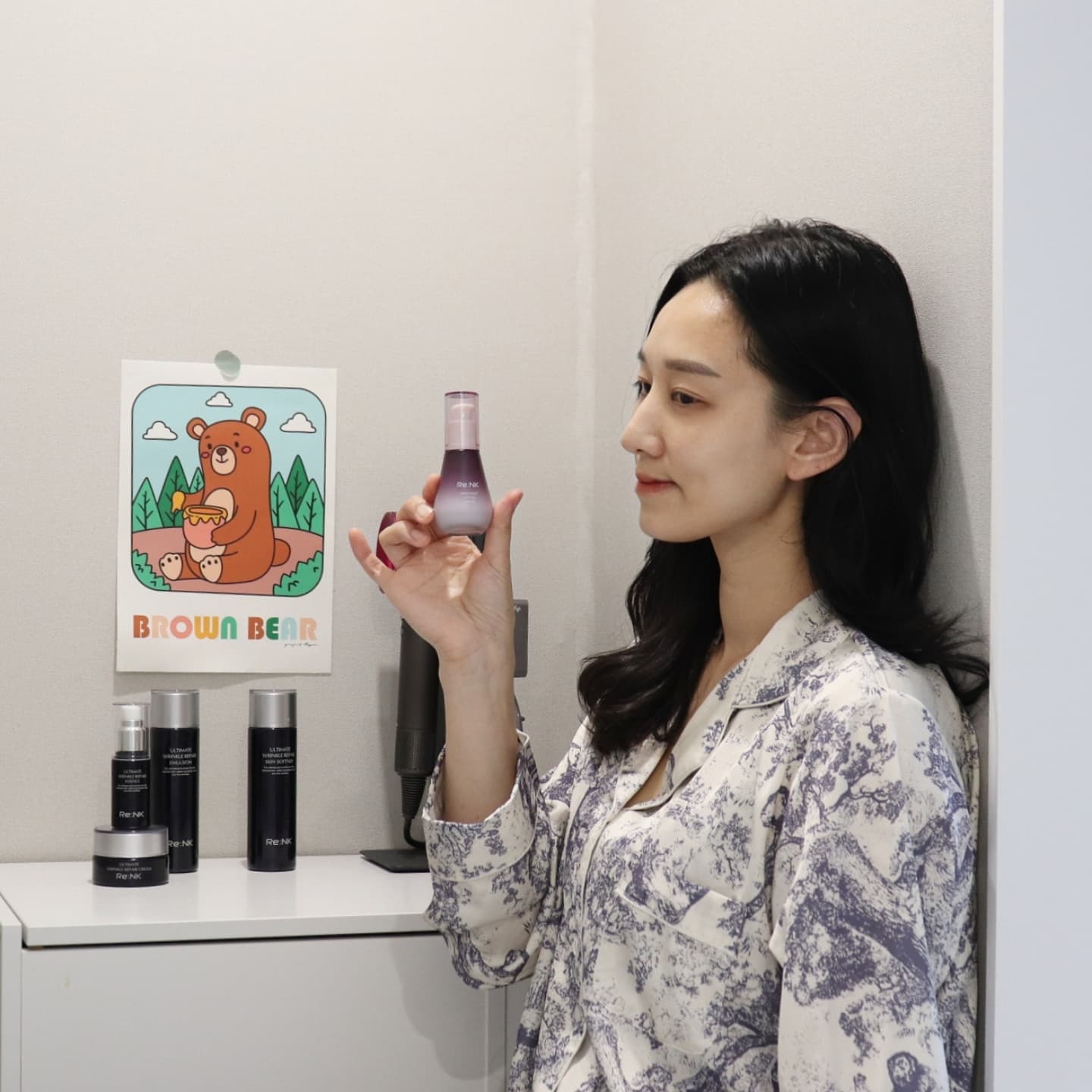 계절 확-바뀌고 피부상태보고 놀라는중🫢
이제 나이 앞자리바뀌니 탄력떨어지면
바로 깊어지는 주름이 눈에보이더라구요??
그렇다고 매일 피부과 갈수는 없으니 #스킨케어 부터 바꿔봐야죠👍🏻
바로 #리엔케이 #얼티밋링클리페어 💜💜

주름개선에 특화된 스킨케어로 자연유래성분으로
예민한 피부에도 안심!
노화가 시작되기전에 미리미리 사용해주면
피부 속 꽉찬 탄력을 느낄수있을꺼에요🎵

-

-

#주름개선 #주름개선케어#주름개선기능성화장품 #뷰티베이스 #스킨케어루틴 #홈케어추천 #스킨케어추천 #환절기뷰티템