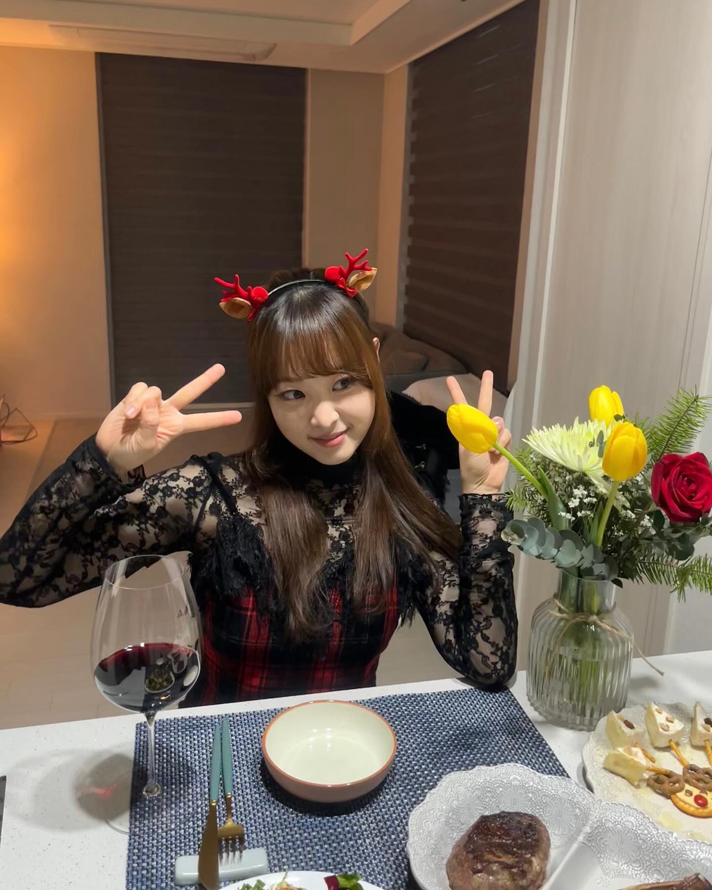 야! 시간을 빨아들여 먹는 괴물이 있는 게 분명해! 크리스마스 이브! 🎄❣️칼퇴근하자 마자 브리치즈랑 견과류로 화이트트리 만들고 크래커들로 루돌프 만들고 양고기 소고기랑 샐러드랑 먹고 와인 마시고 발렌타인 마시고 그랬는데!! 7시간이 사라졌다. ☃️❄️ 

어떻게 생각해. 시간 괴물 있어 없어!

 #크리스마스이브 #홈파티