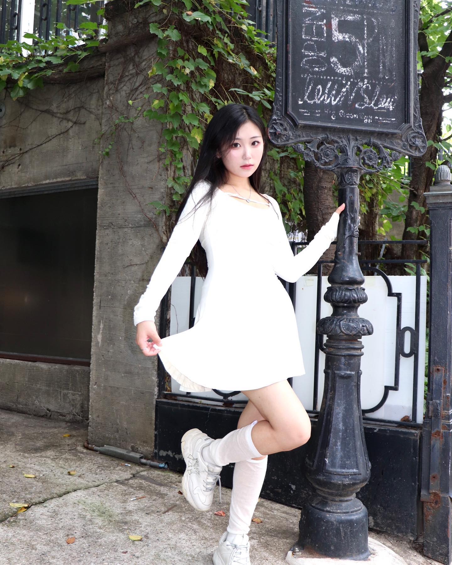 #오호스 #ojos #오호스에센셜 #제품제공 
이번에 OJOS에서 ‘[i:e by OJOS]’라고 ‘평범한 순간에 특별한 영감’을 준다는 의미를 담은 OJOS의 에센셜 라인이 출시됐어요
OJOS의 시그니처 디테일을 적용하고, 제품의 퀄리티와 기능성에 집중하여 기능성 원단과 함께 편안함을 강조하면서 기존의 조금은 도전하기 어려웠을 수 있었던 OJOS의 디자인을 대중적으로 디자인한 제품들을 선보인 게 이번 에센셜 라인의 특징입니다
그래서 이제 OJOS로도 이런 무드를 낼 수 있다는 점!🤍
전 개인적으로 힙하고 개성있는 것도 좋아하고 여성스러운 무드도 좋아하기에 이렇게 두가지 무드를 모두 낼 수 있었어요:)
제가 입은 Fluid long sleeve dress는 앞 뒤로 모두 입을 수 있다는 점…그리구 사진에는 안 나왔지만 원피스 아래에 fluid bootcut pants랑 같이 입으면 더 예쁘고 개성있어짐..👽

제가 착용한 제품은
-i:e Fluid Longsleeve Dress 01/Ivory
-i:e Fluid Bootcut pant 01/Ivory
-i:e Air Socks 01/Ivory
입니다🤍