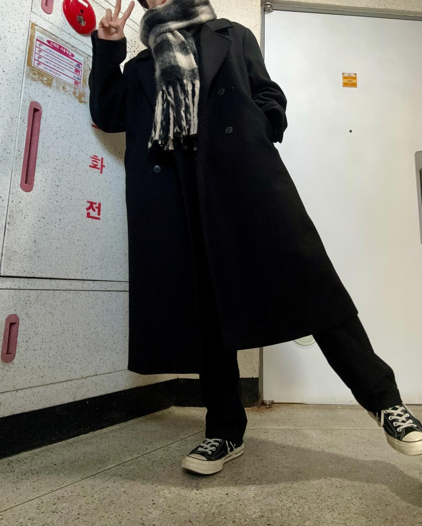 올블랙에 아이보리 톡