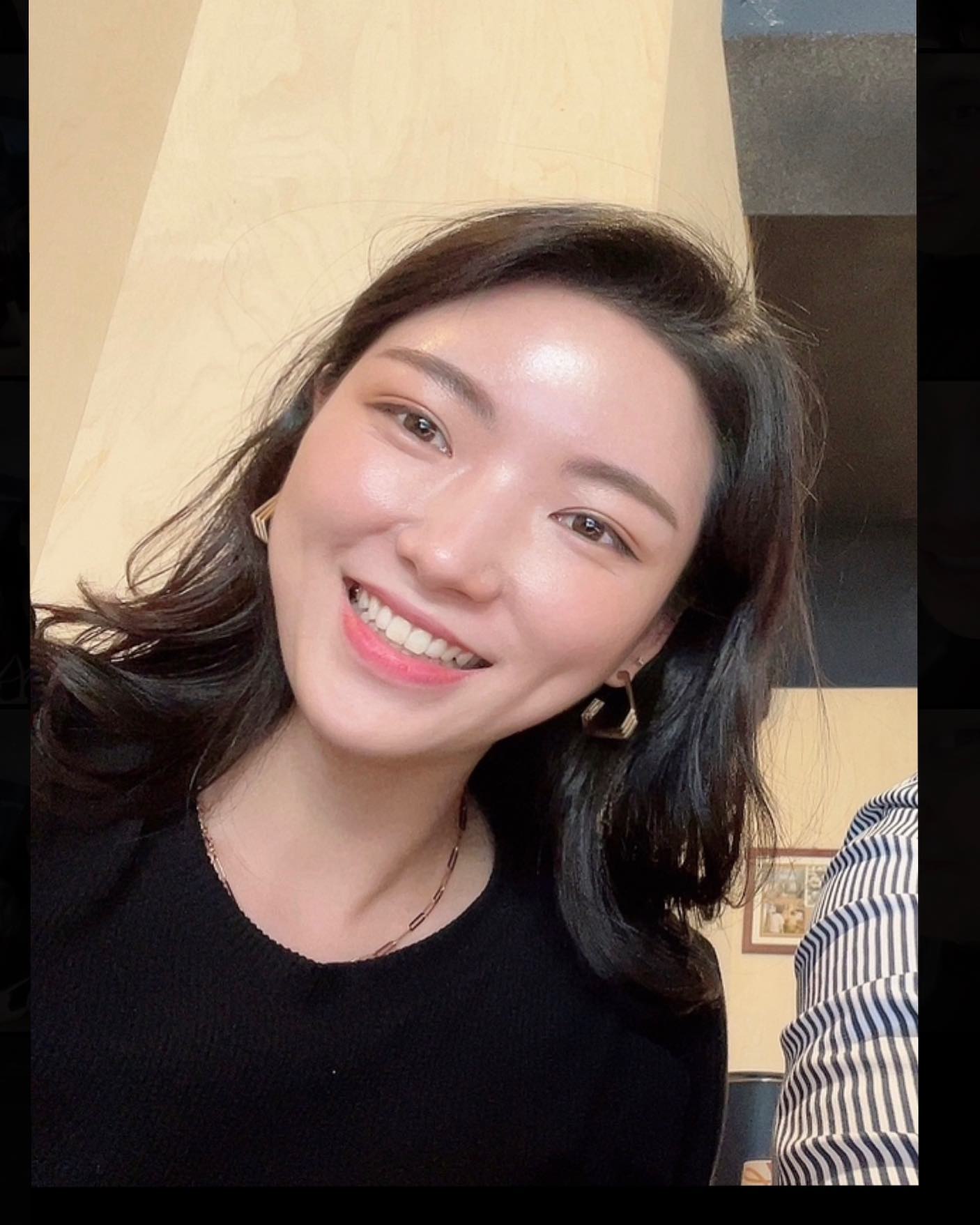 #2022 
또 이렇게 1년이 가고 새해가 왔어요
참 다사다난 했던 한해 였는데
막상 보내려니 마음이 짠해요

누구보다 힘차게 올해를 보내주고
내년을 맞이하고 싶었어요
정말 빨리 지나갔으면 했거든요

고생한 나에게 쉼, 을 선물했고
시간 마음의 여유를 갖으며 다짐해요
내일은 오늘보다 좀더 멋진 내가 되기를

마음 따뜻하게 바라봐주시는 모든 저의 인연들, 고맙고 고맙습니다

새로운 한해도 잘 부탁드려요
새해 복 많이 받으세요 💕

#Bye 👋🏻