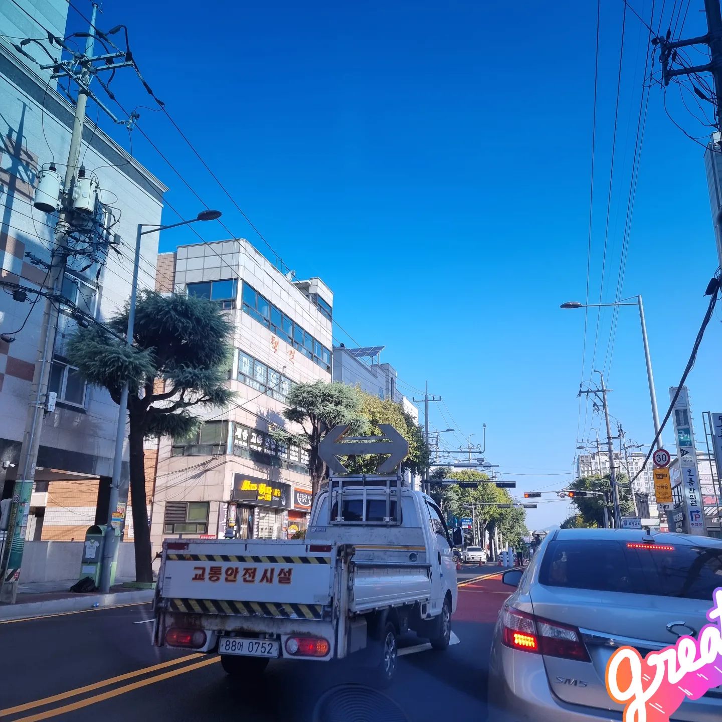 아침 출근길에 무슨일이고
이쪽으로 오신분들 돌아가이소
현대아파트!

이런건 좀 미리 앞에서 교통통제를 해야 돌아갈지말지 하는데 말이죠~~~~

#광주광역시
#화정동현대아파트