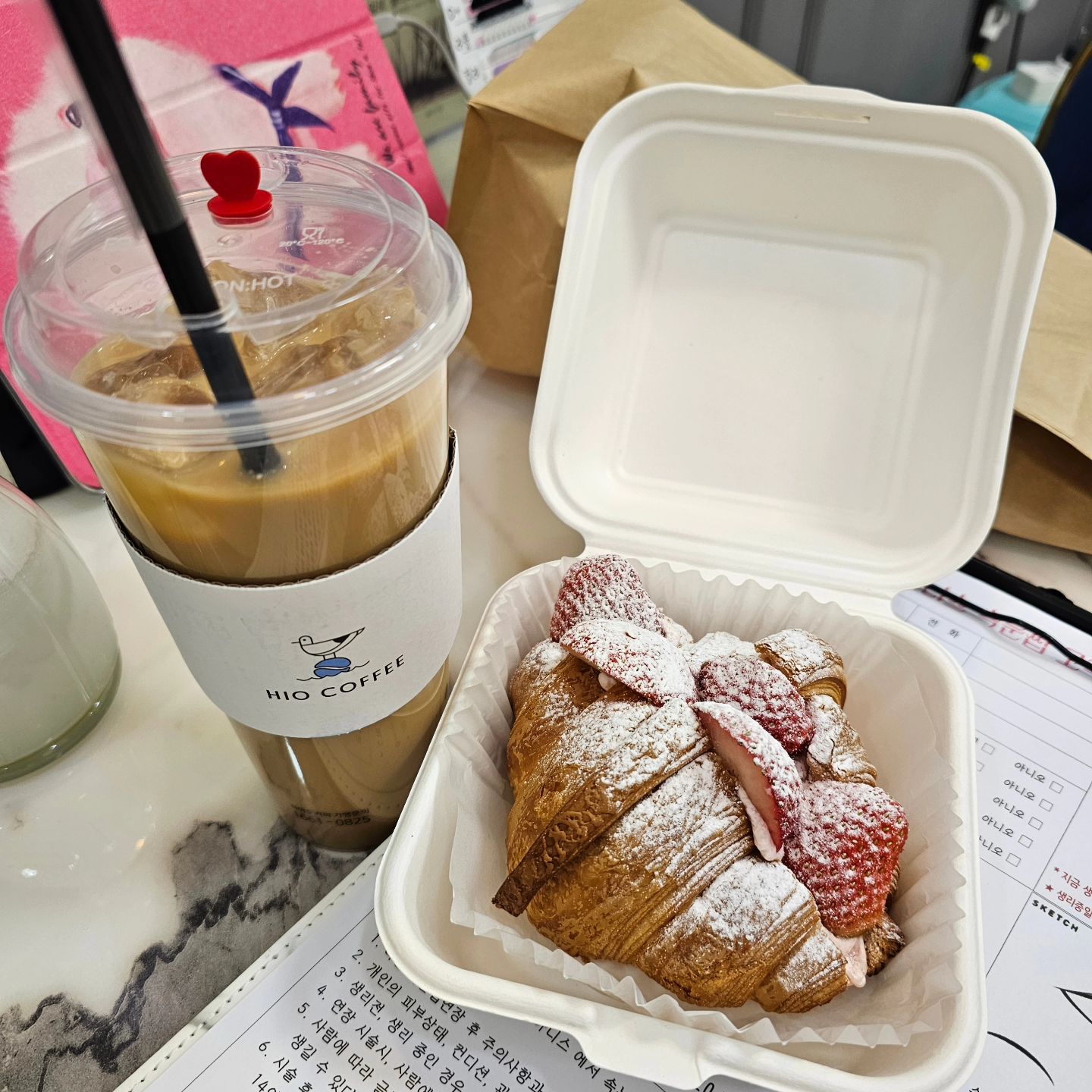 고객님이 오시면서 사다주신 간식 인증샷🩷
아이폰으로 예약링크 접속 안된다는 아주 중요한 정보를
알려주신 아주 감사한 고객님이신데
요런 간식까지 챙겨다주셨어요😭🩷🩷

심지어 너무 맛있음....!!!!!!👍
저거 딸기생크림 크로와상 어디서 사신건지....
넘 맛있는데욥.....?

하이오라떼도 진하니 넘 맛있어서
저녁밥 먹고나서 바로 디저트로 해치웠습니당ㅋㅋㅋ

넘 감사히 맛있게 잘 먹었습니다~😆🩷🩷
