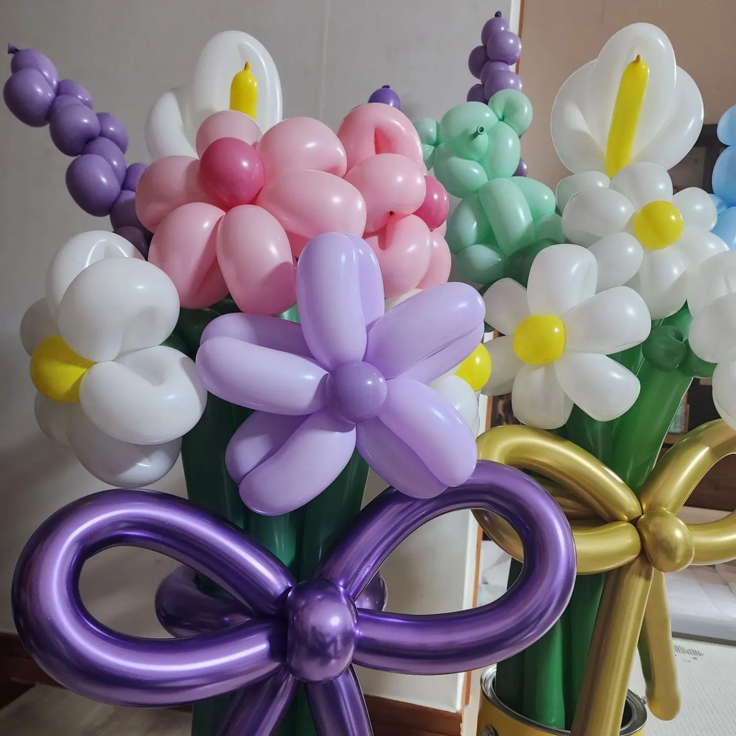 행사용💐

전출자용 풍선꽃다발 🙂
제 마음 꾹꾹 눌러담아 만들었습니다
너무 꾹꾹 눌렀는지 많이 터지는 바람에 장미는 GG
(#셈퍼텍스 라도 160풍선 은 진짜 잘터진다🙄)

내일 사진에 많이 많이 찍히길👍
.
.
.
#바람아빠지지마 #환송 #후배의마음 #풍선꽃다발