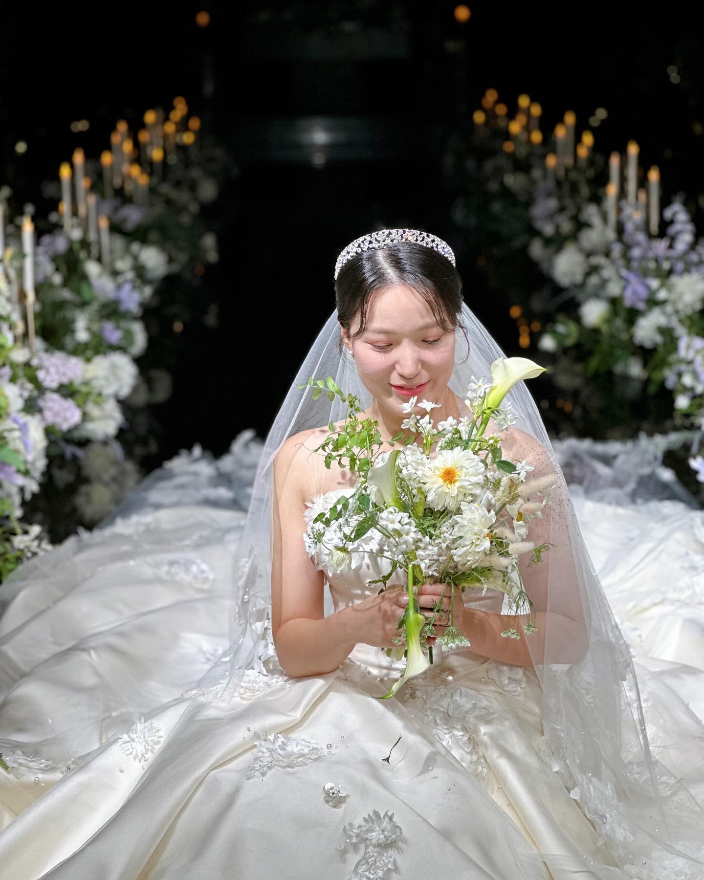 💕💕

Dress #더리움 thereum_busan
Hair/M-up #윤민메이크업 yunmin_wedding 
Venue #그랜드블랑 #그랜드블랑카로스홀 grandblanc_wedding 
Bouquet #소노마플라워 sonoma_bouquet 
Snap #유블름스냅 ubloom.film 100__s.j 
Direct #규젤린웨딩 #규젤린최설희플래너