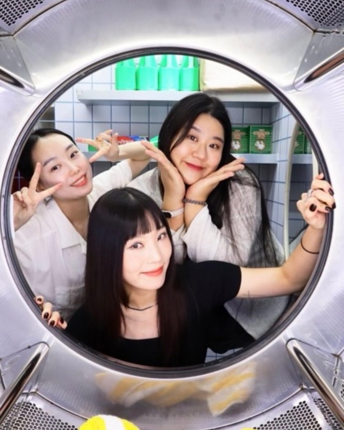 세상핫걸이 되고싶었지만 카메라10초 카운트다운에 손에 잡히는 물건을 들고 브이를했다。◕‿◕ 。그냥 땀이나서 핫걸
보드게임 중  우리모두 분노장이 있다는 사실을 깨달았지만 새벽까지 멈출 수 없었던 보드게임
꼬치의달인 나한테는 안된다얘들아〰️〰️킹받드라슈
재밌었다🙂‍↔️❤️‍🔥
.
.
.
.
.
#플랜비스튜디오 #❤️‍🔥