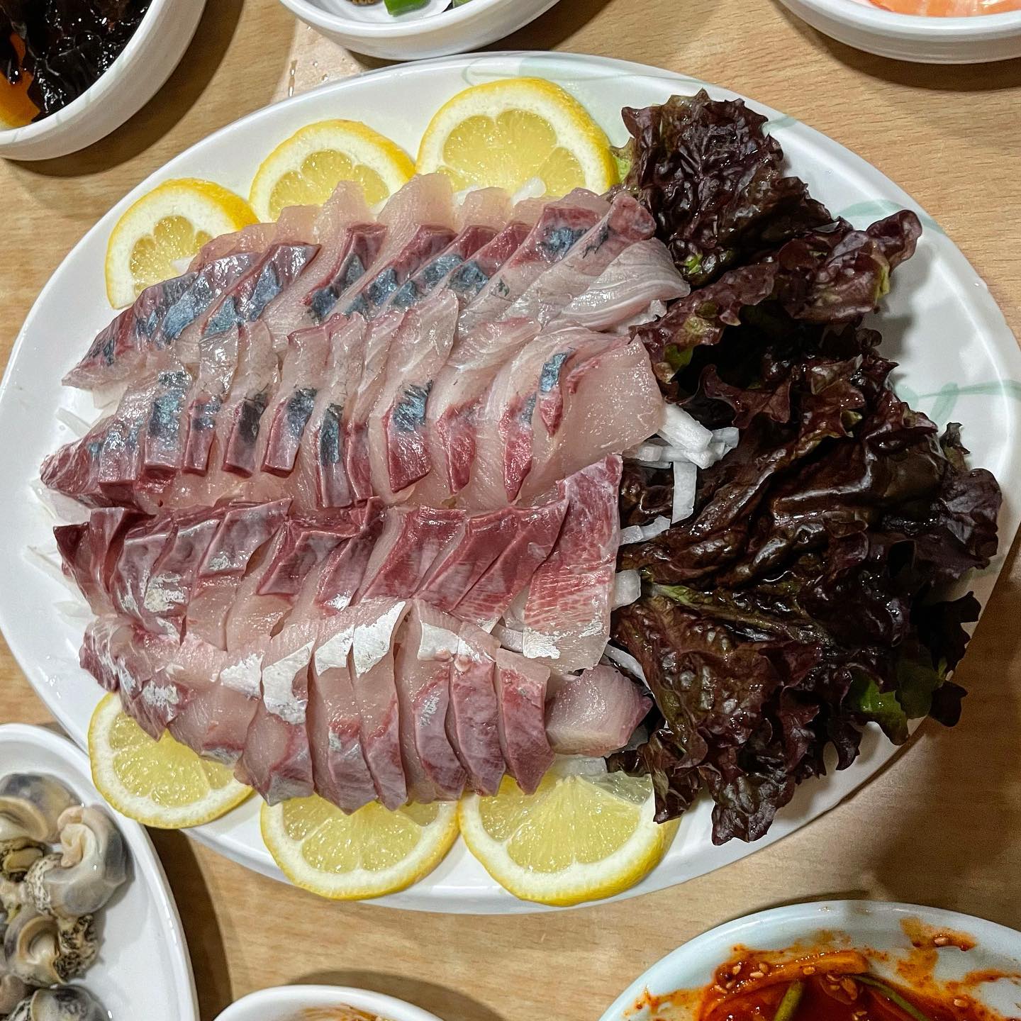 #협찬
횟집에서 이렇게 배부르게 먹을 수 있나?
싶을 정도로 푸짐하게 나오는 대구 삼미횟집

노부부 사장님 두분이서 운영하시는 곳인데
푸짐한 인심이 기억에 남아요 친절하시고
음식도 넘넘 맛있었어요🥹💕✨

대방어가 품절이라 그냥 방어회를 주문했는데도
대방어처럼 맛있게 느껴지더라고요😋

밑반찬도 맛있는것만 나와서 찐으로 만족했던 곳

대구 교동시장 횟집 찾으시는 분들 방문해보셔요👍

________________________________

📍#삼미횟집 
대구 중구 경상감영길 165-8

▫️영업시간
매일 11:00 - 24:00
매달 2,4번째 화요일 휴무

▫️전화번호
053-422-8493

▫️단체 이용 가능, 배달, 포장 가능

#대구횟집 #대구방어 #대구방어회 #교동시장 #교동시장맛집 #대구삼미횟집 #삼미횟집 #대구맛집 #대구여행