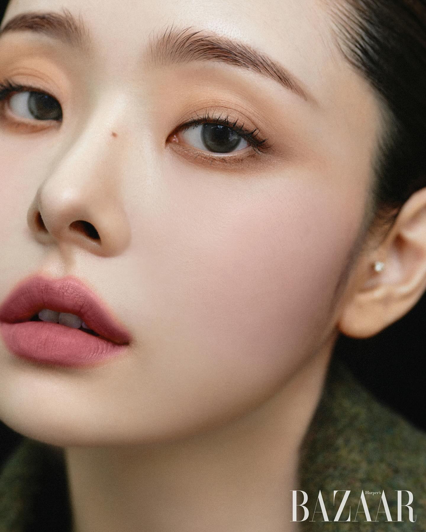 BAZAAR X 프리지아

ARTIST dear.zia 
MAKEUP daindaini 
HAIR heenavory 
STYLIST 이경은
PHOTOGRAPHER hyeawonkang 
EDITOR 정혜미

메이크업 예약은 프로필링크로🤍🤍🤍
#다인쌤메이크업 #다인쌤 #키츠다인
#키츠 #키츠헤어메이크업 #kitts